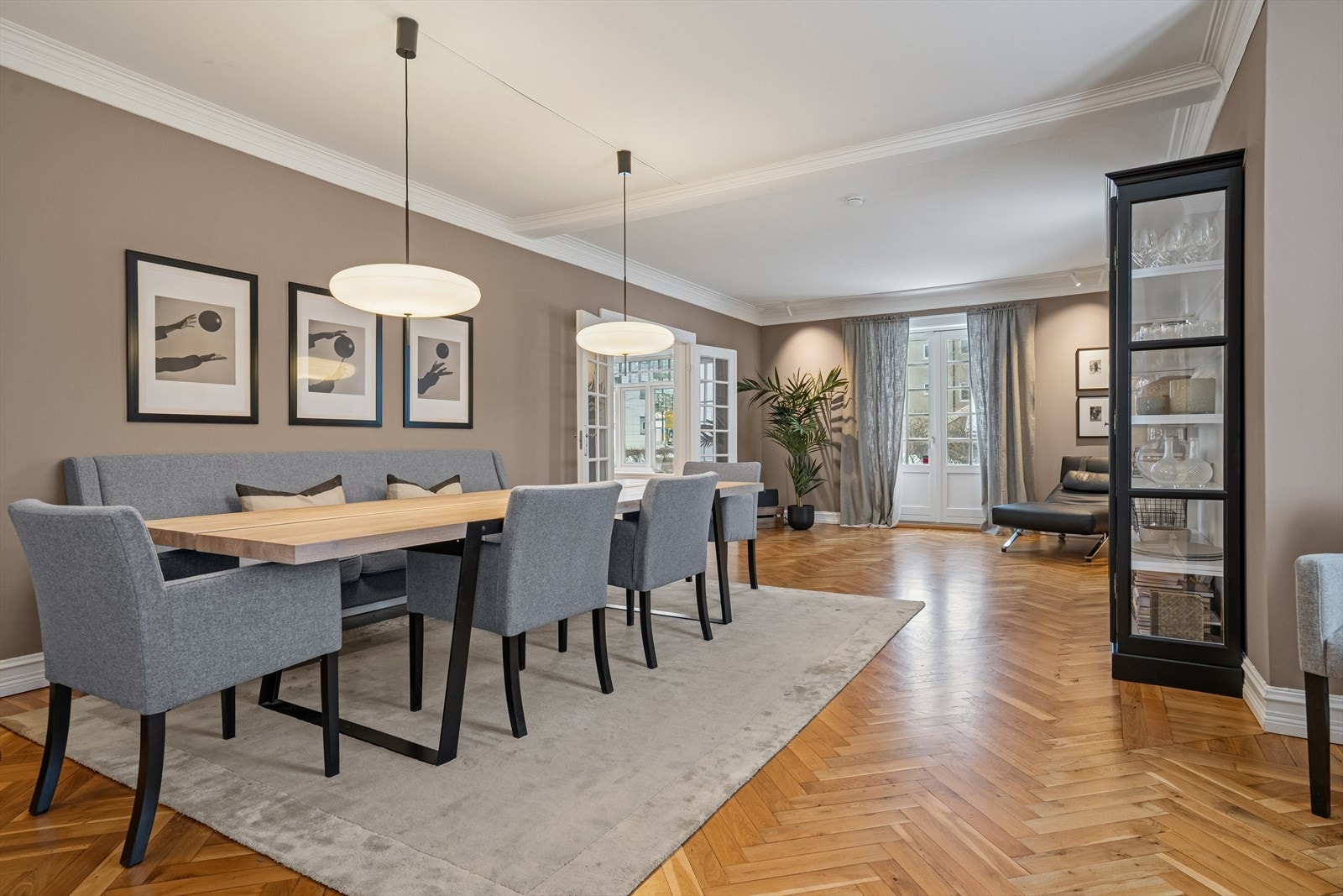 Over spisebordet er det klargjort for taklamper (medfølger ikke) Galleribilde