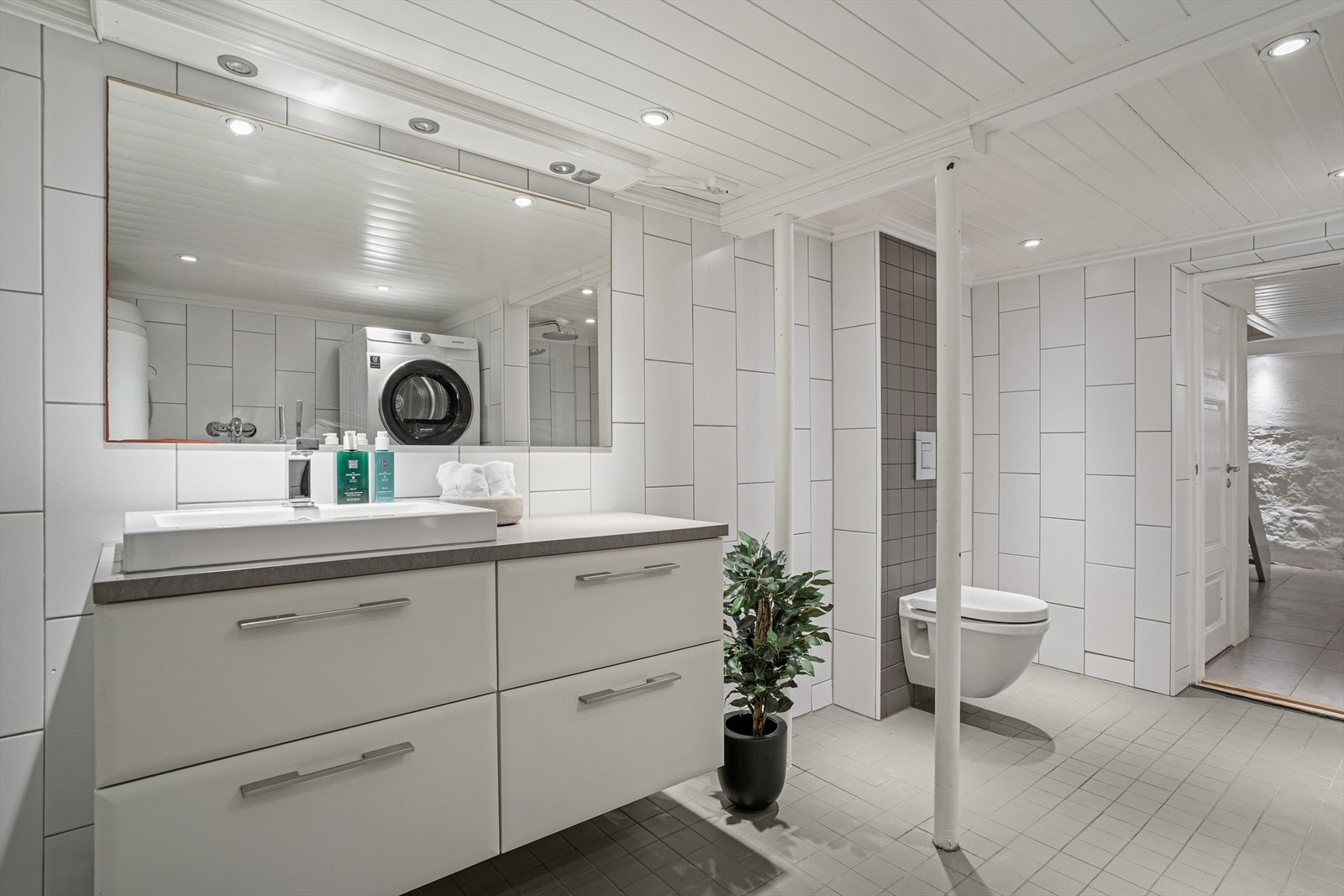 Her finner du vegghengt toalett, dusjhjørne m/glassvegg, baderomsinnredning og opplegg for vaskemaskin/tørketrommel Galleribilde