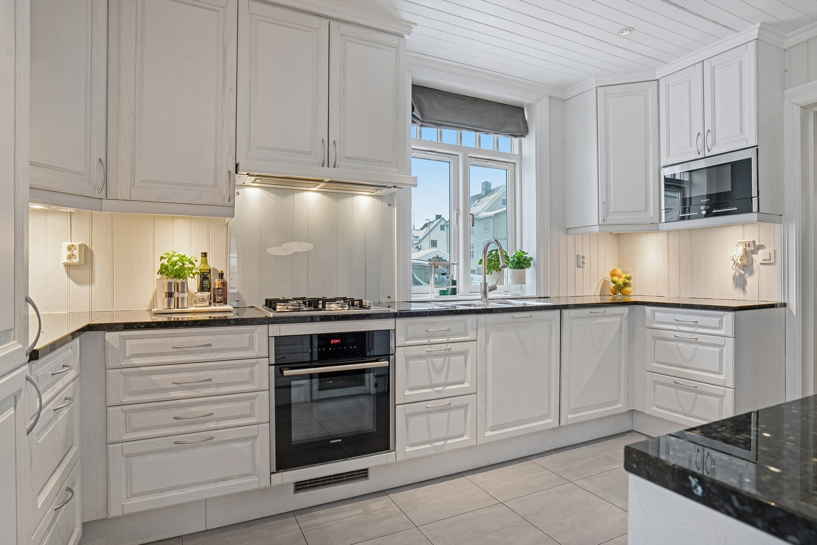 De integrerte hvitevarene medfølger og består av oppvaskmaskin, stekeovn, mikro, 2-platers koketopp og 4-plater gasstopp - I tillegg medfølger frittstående side-by-side kombiskap Galleribilde