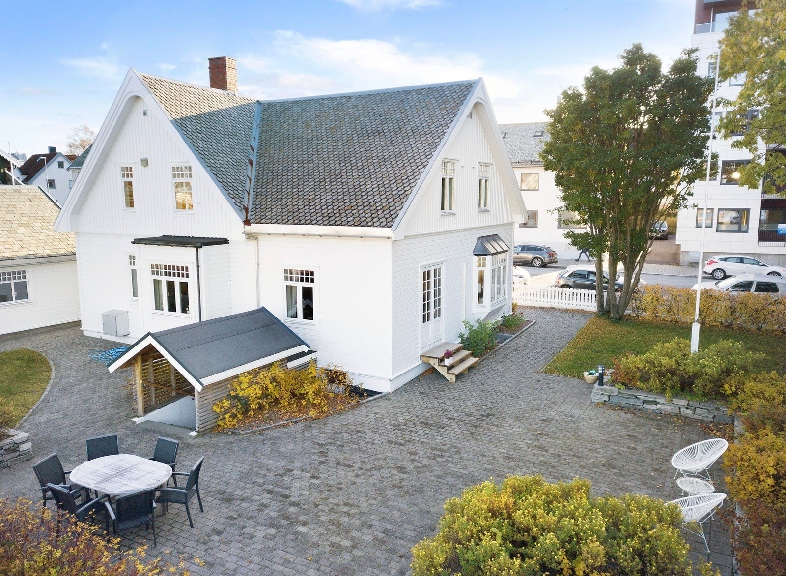 Uteområdene består av både plen og brostein - Perfekt for deg som ønsker et lettstelt, men samtidig funksjonelt uteområde Galleribilde