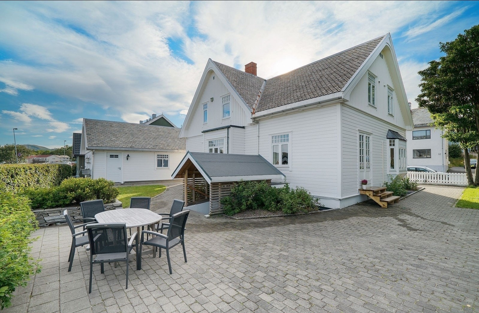 Boligen fremstår i dag som svært velholdt og har flotte flotte utearealer på flere sider - Dette er en sjelden mulighet som vel verdt et besøk! Galleribilde