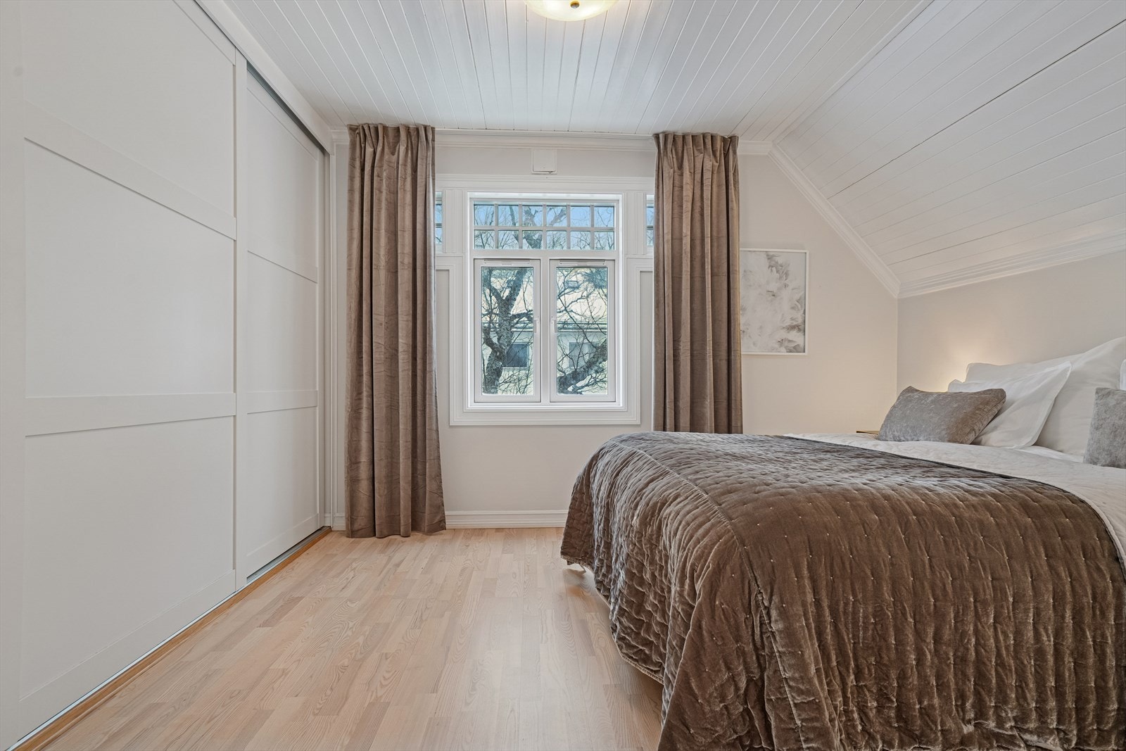 Soverom I - Her finner du en heldekkende skyvedørsgarderobe som gir rikelig oppbevaringsplass Galleribilde