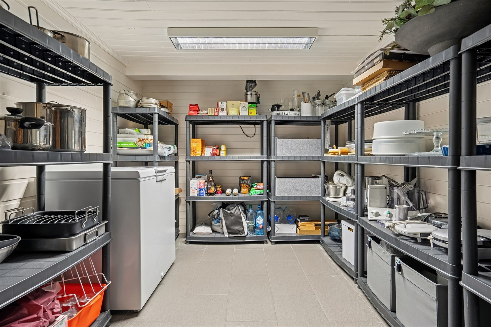 Den andre kjellerboden har hyllesystem av plast (medfølger) - Utmerket for ekstra fryser/kjøleskap og oppbevaring av kjøkkenutstyr som ikke brukes daglig Galleribilde