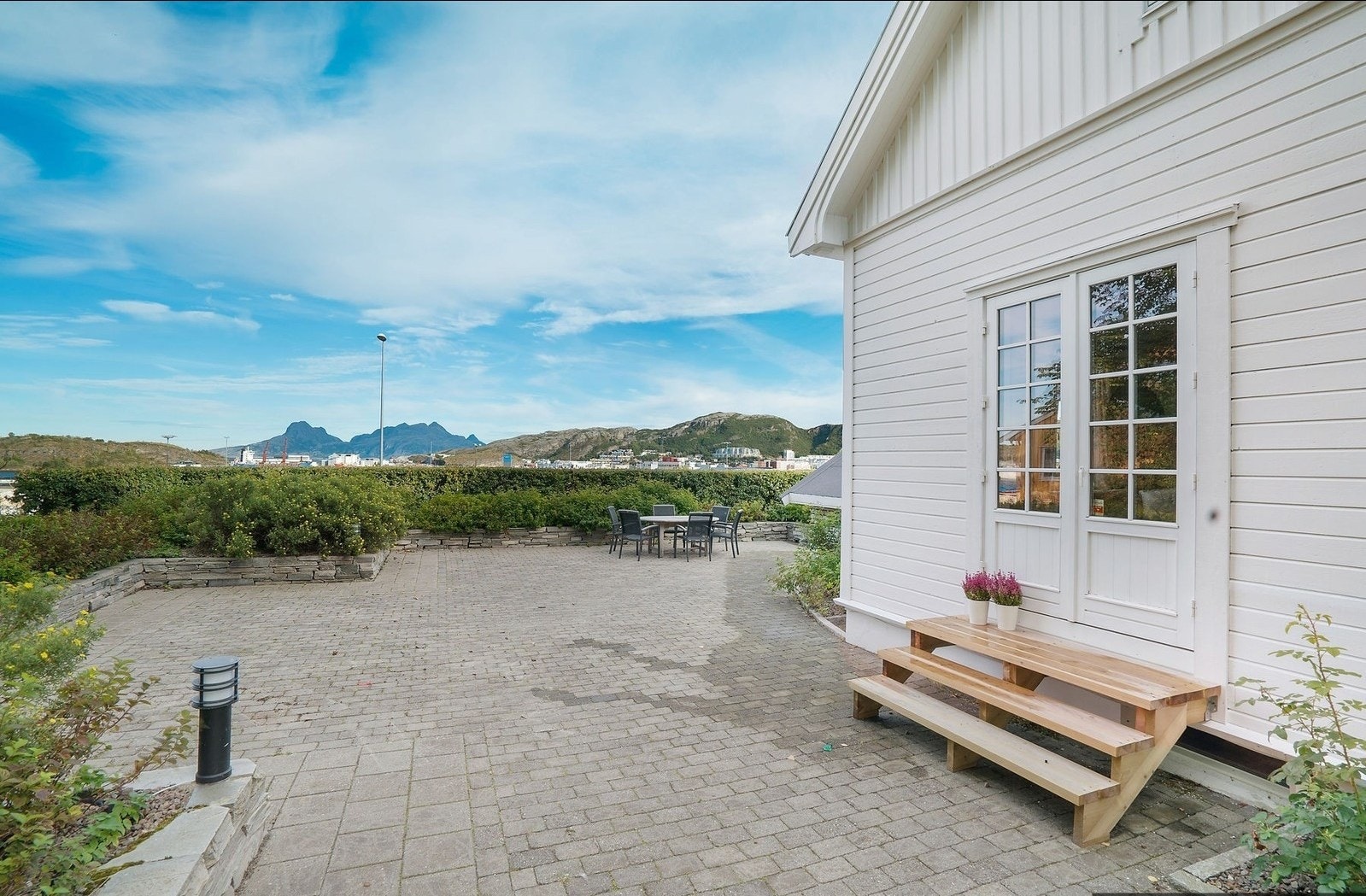 I tillegg til gode solforhold nyter du vakker utsikt over bl.a. byfjellene og Landegode Galleribilde