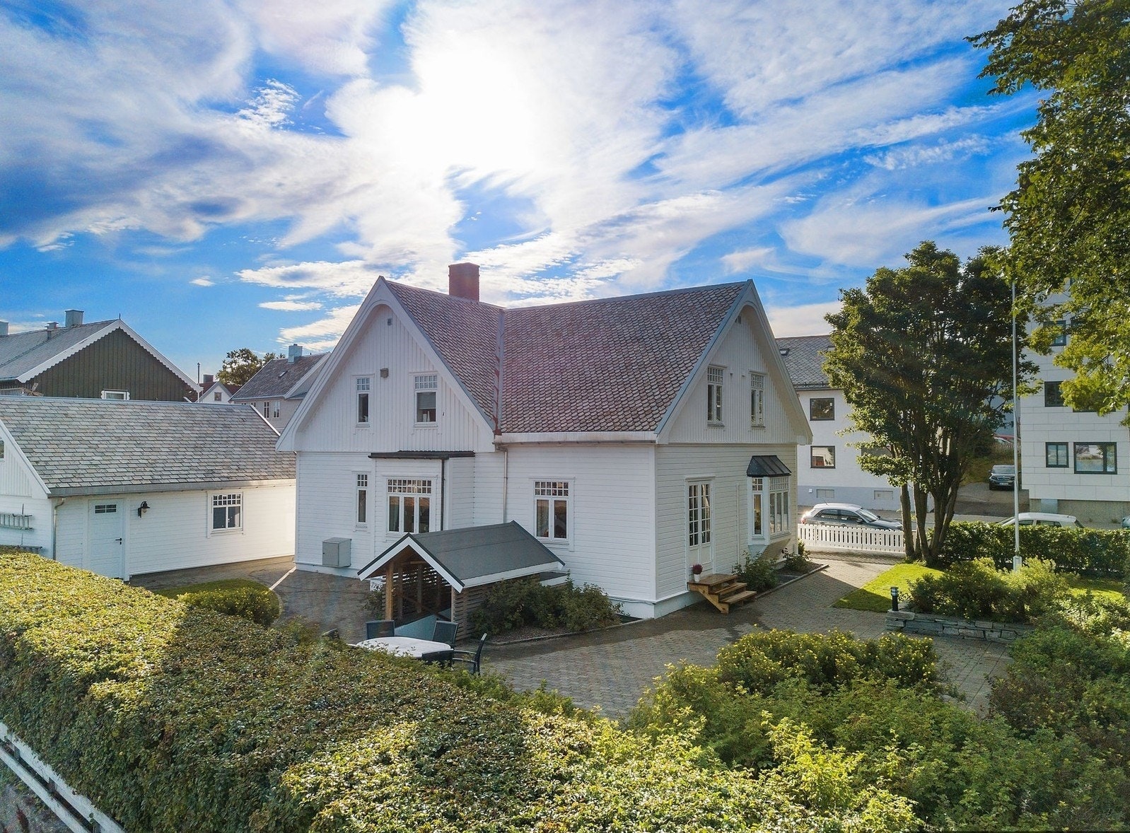 De senere tiår er boligen vesentlig oppgradert med bl.a. drenering fra 2004, tak fra 2004, vinduer fra 2007 m.m. Galleribilde