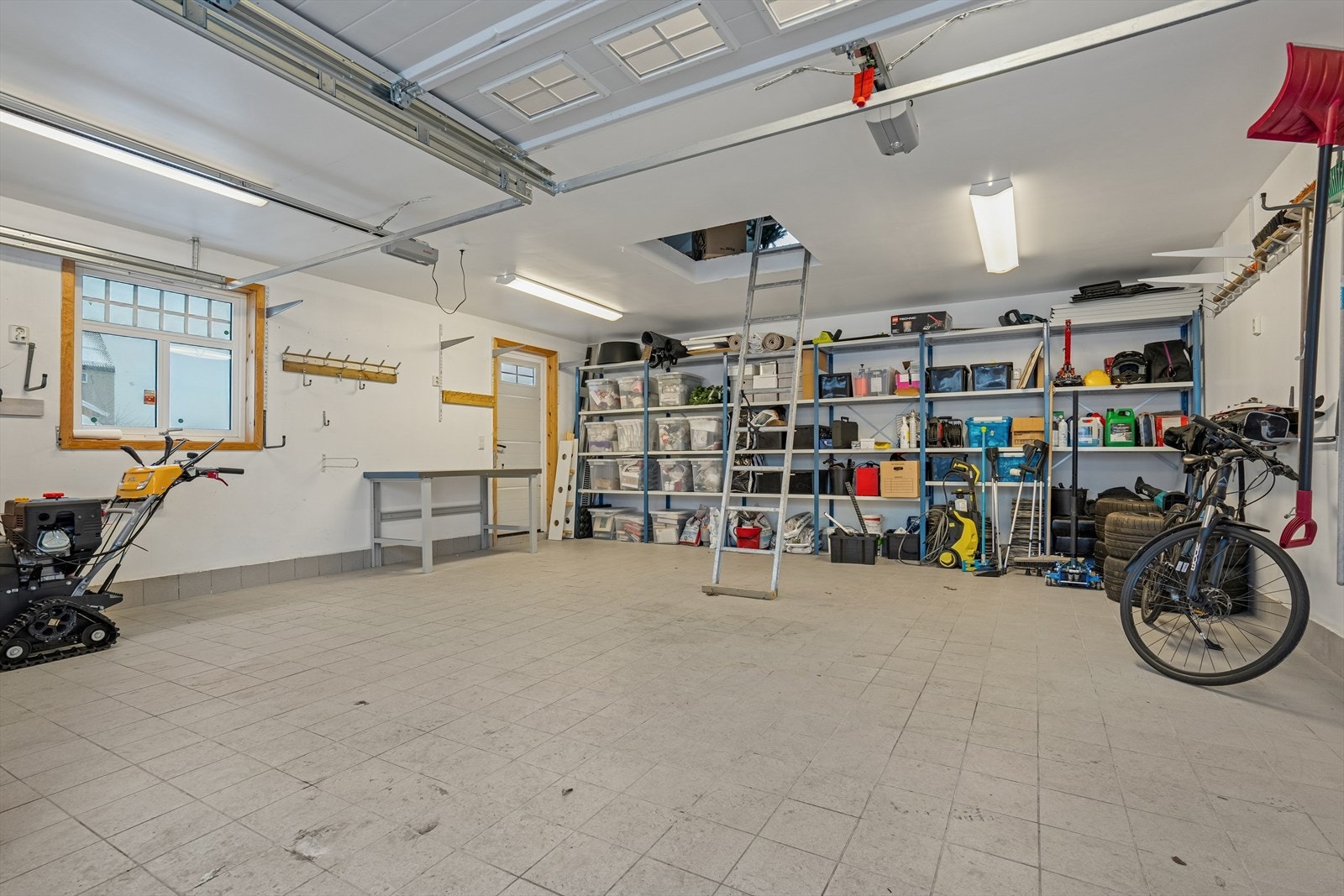 Isolert garasje med varmekabler og mye lagringsplass med både hyllesystem og loft. Galleribilde