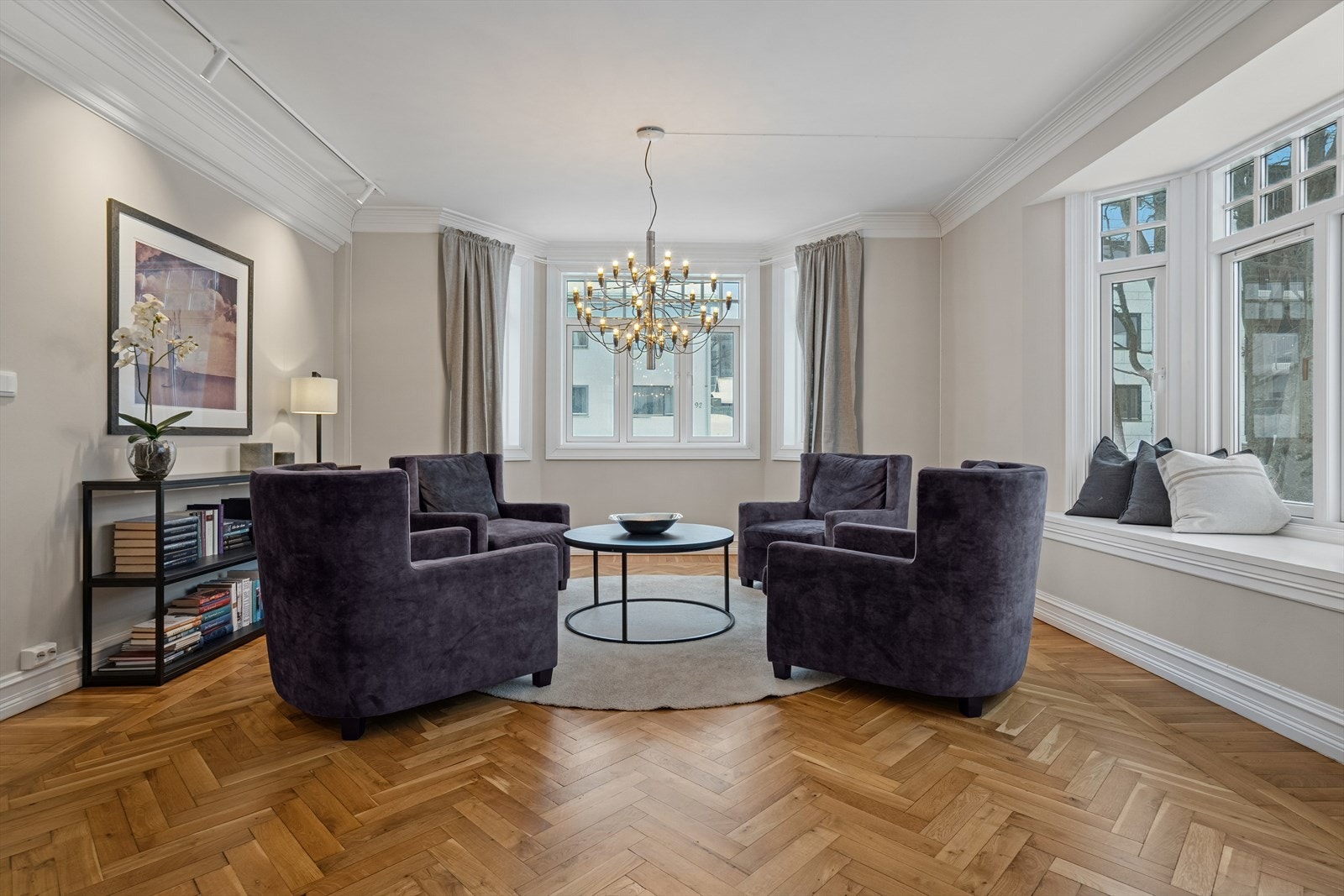 Både hovedstuen og spisestuen har store vindusflater som slipper inn rikelig med dagslys, noe som skaper en luftig atmosfære - Det er også verdt å vite at alle vinduer i huset ble skiftet i 2007 Galleribilde