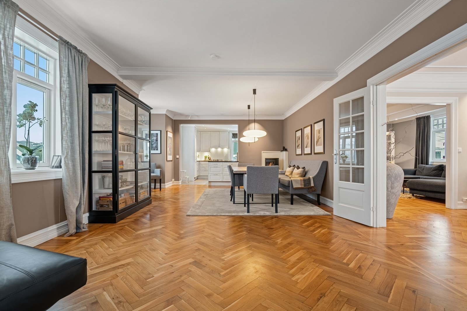 Den åpne løsningen mot kjøkkenet skaper ekstra god romfølelse Galleribilde