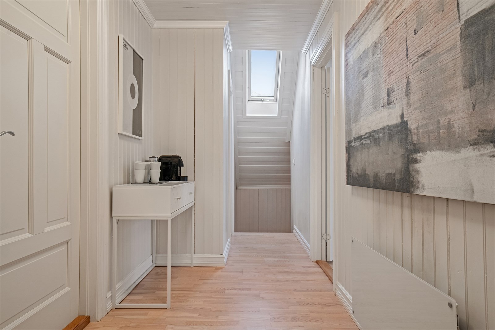 I 2. etasje finner du gang, bad og hele fire soverom Galleribilde