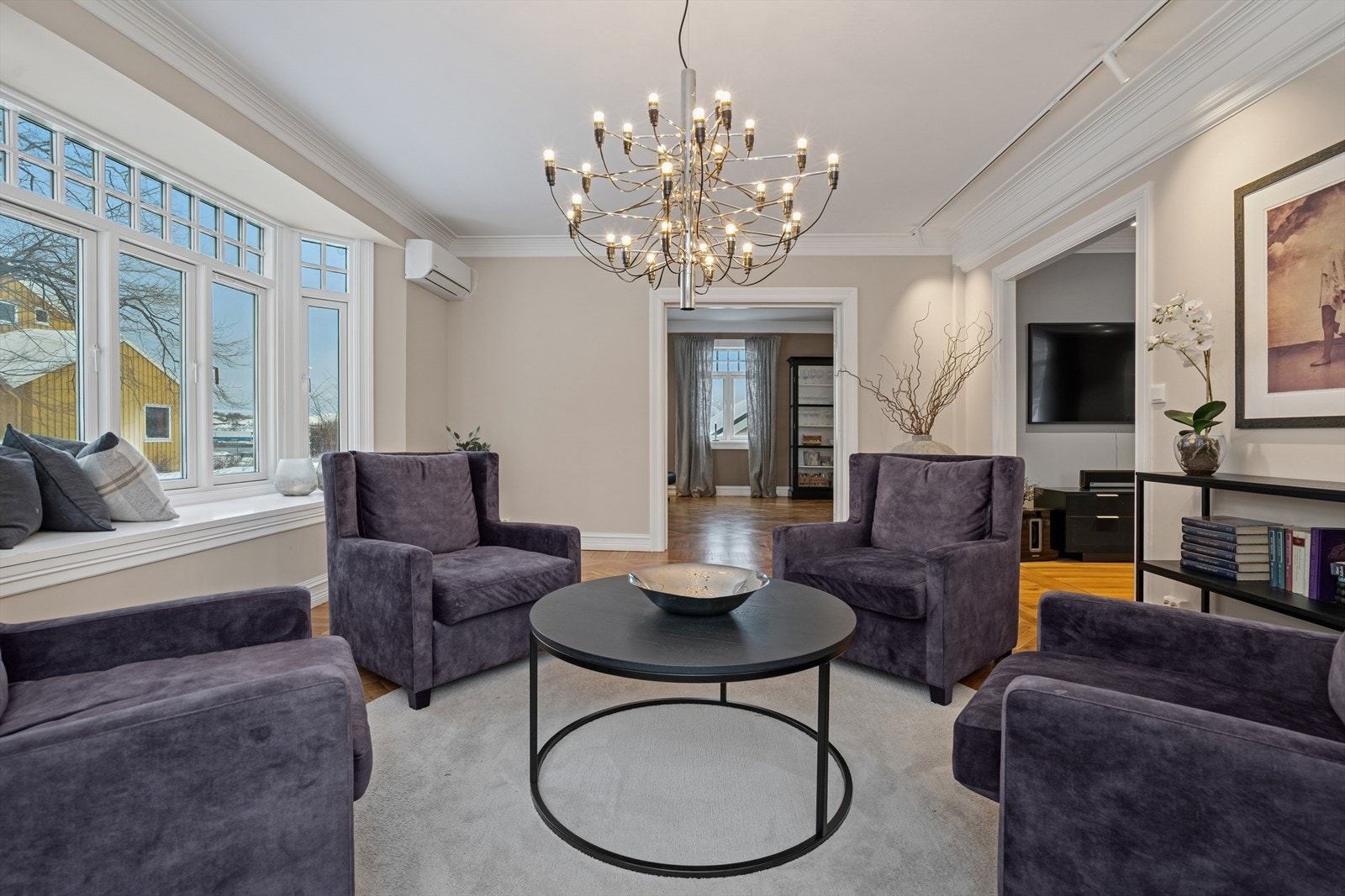 Oppvarmingen er enkel med peis/ildsted i TV-stue og spisestue, samt varmepumpe fra 2025 i hovedstuen Galleribilde