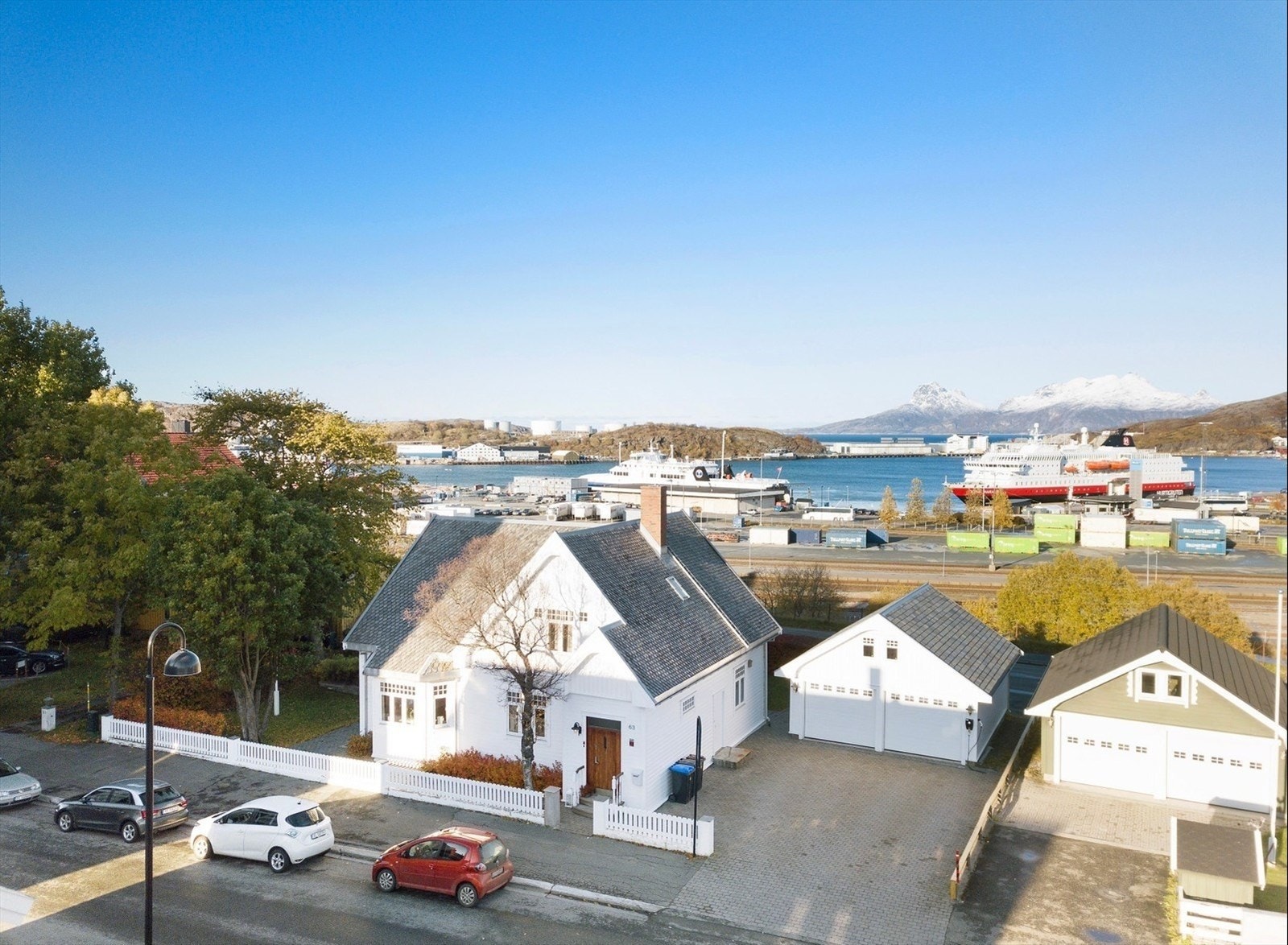 Boligen står på en romslig tomt med dobbelgarasje, stor brosteinsbelagt innkjørsel og samt svært fine utearealer som strekker seg rundt på flere sider Galleribilde