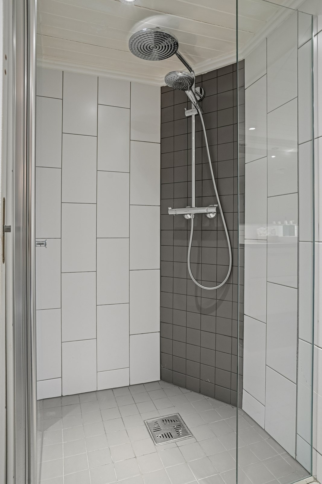 Også i kjelleren er det takdusj Galleribilde