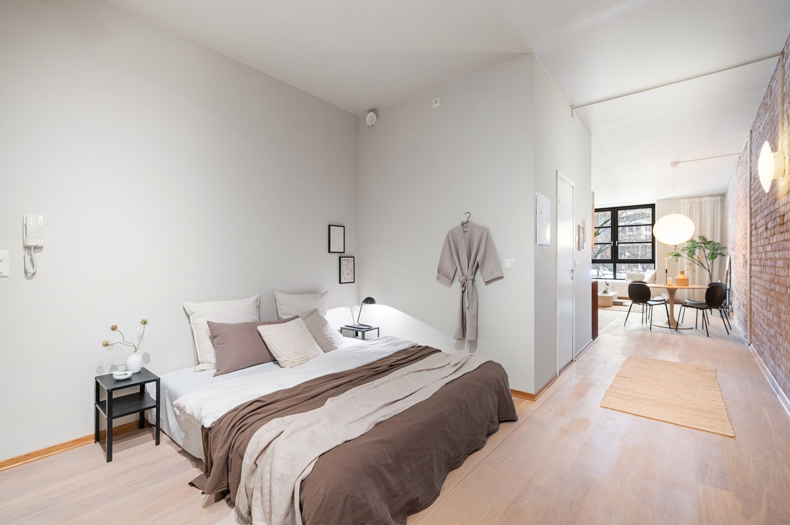 Sovesonen har plass til seng av god størrelse og nattbord. Rikelig med oppbevaring har man gjennom skyvedørsgarderoben i gangen. Galleribilde