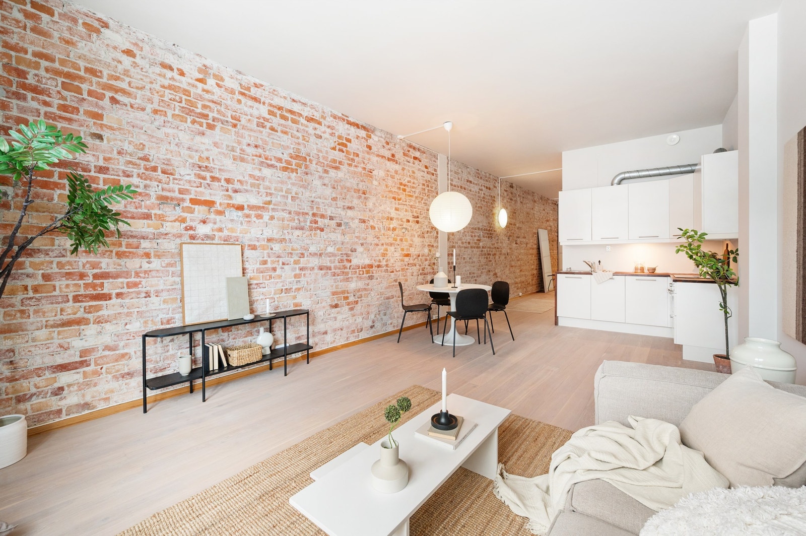 Den åpne løsningen mot kjøkkenet gir maksimal utnyttelse, og inviterer til sosiale lag. Galleribilde