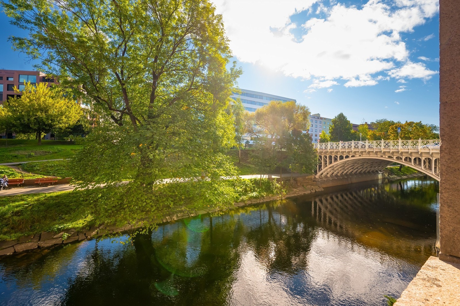 Fantastisk utsikt, med Akerselva rett utenfor vinduet! Bilde lånt av nabo én etasje ned. Galleribilde