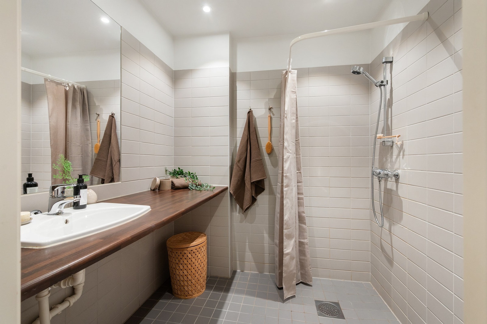 Leilighetens bad er romslig og delikat. Rommet er tidløst flislagt og ble rehabilitert samtidig som dette historiske bygget ble omgjort fra fabrikk til leiligheter i 2005. Det er opplegg for vaskemaskin. Galleribilde