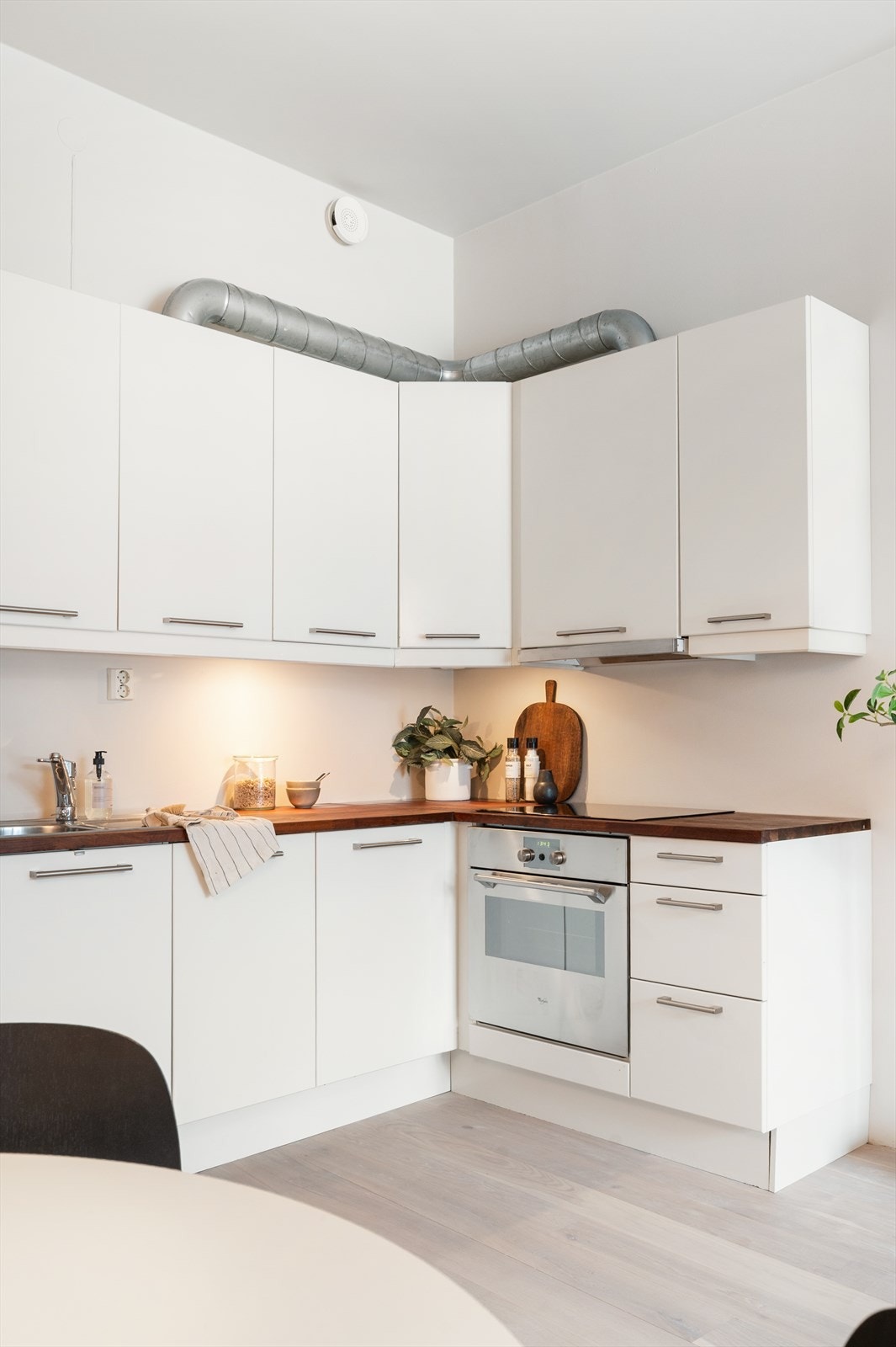 Platetoppen er ny i 2023. Videre er det integrert ventilator med avtrekkskanal tilknyttet ventilasjonsanlegg. Galleribilde