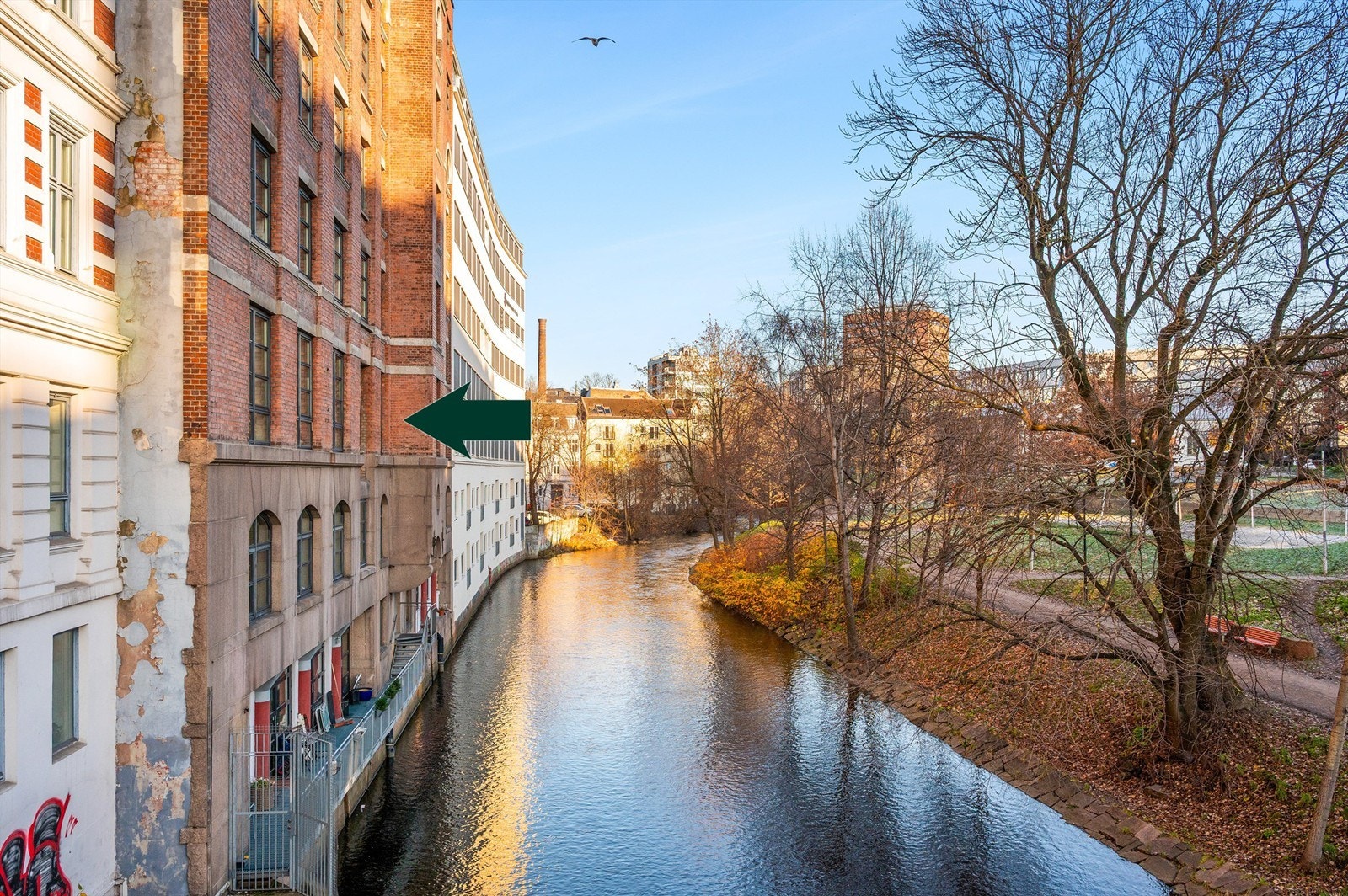 Flotte Akerselva rett utenfor vinduet. Pil til etasjen hvor leiligheten er. Galleribilde