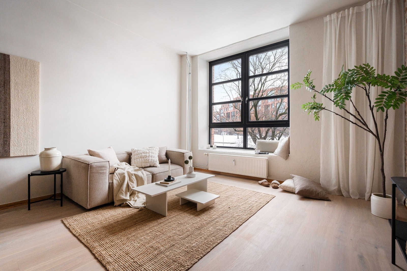 Leiligheten ligger i 3. etasje (intern 1. etasje) i et gammelt fabrikkbygg som ble ombygget i 2006. Galleribilde