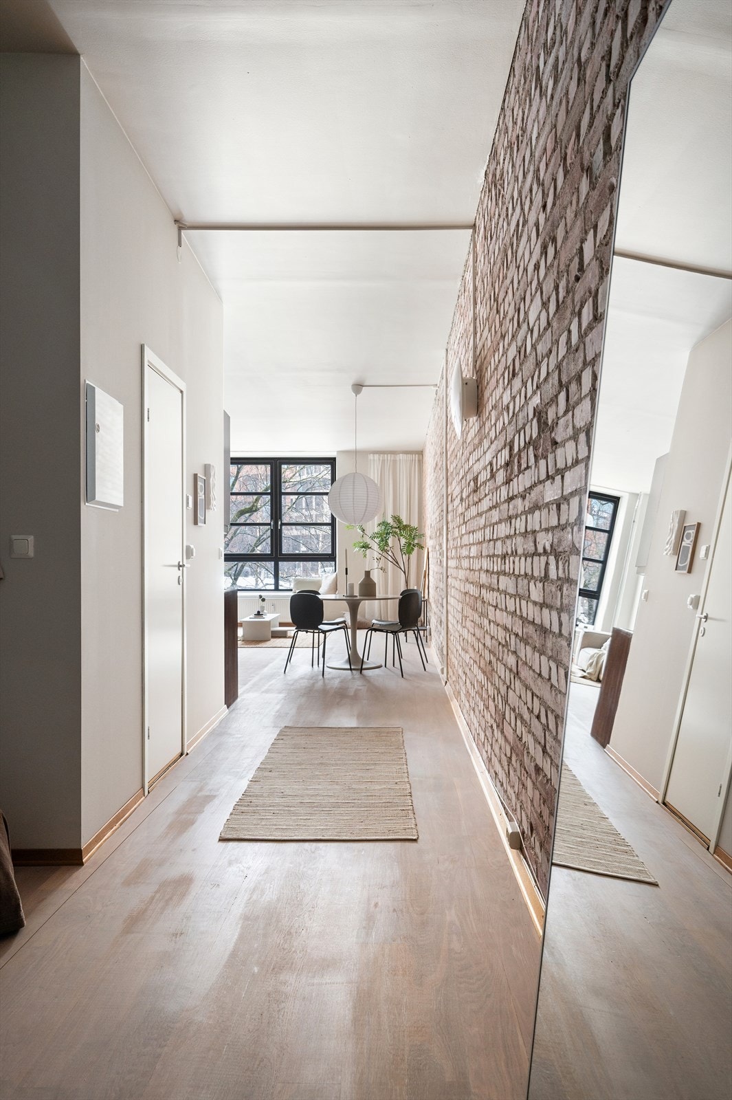 Innbydende entré med god plass til å henge fra seg yttertøy og sette fra seg sko i skyvedørsgarderoben. Den fantastiske takhøyden i leiligheten gir denne boligen et helt unikt preg. Adkomst via felles trappeoppgang med dørcalling. Galleribilde