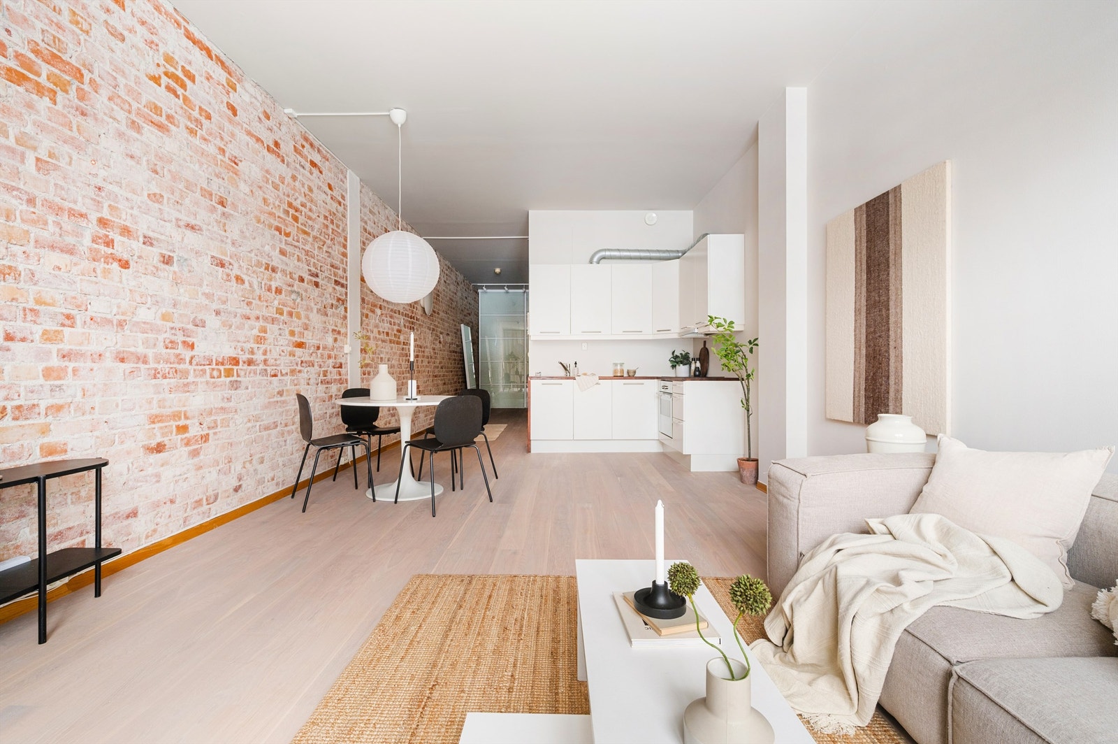 Det er god plass til stort spisebord i tilknytning til kjøkkensonen. Galleribilde