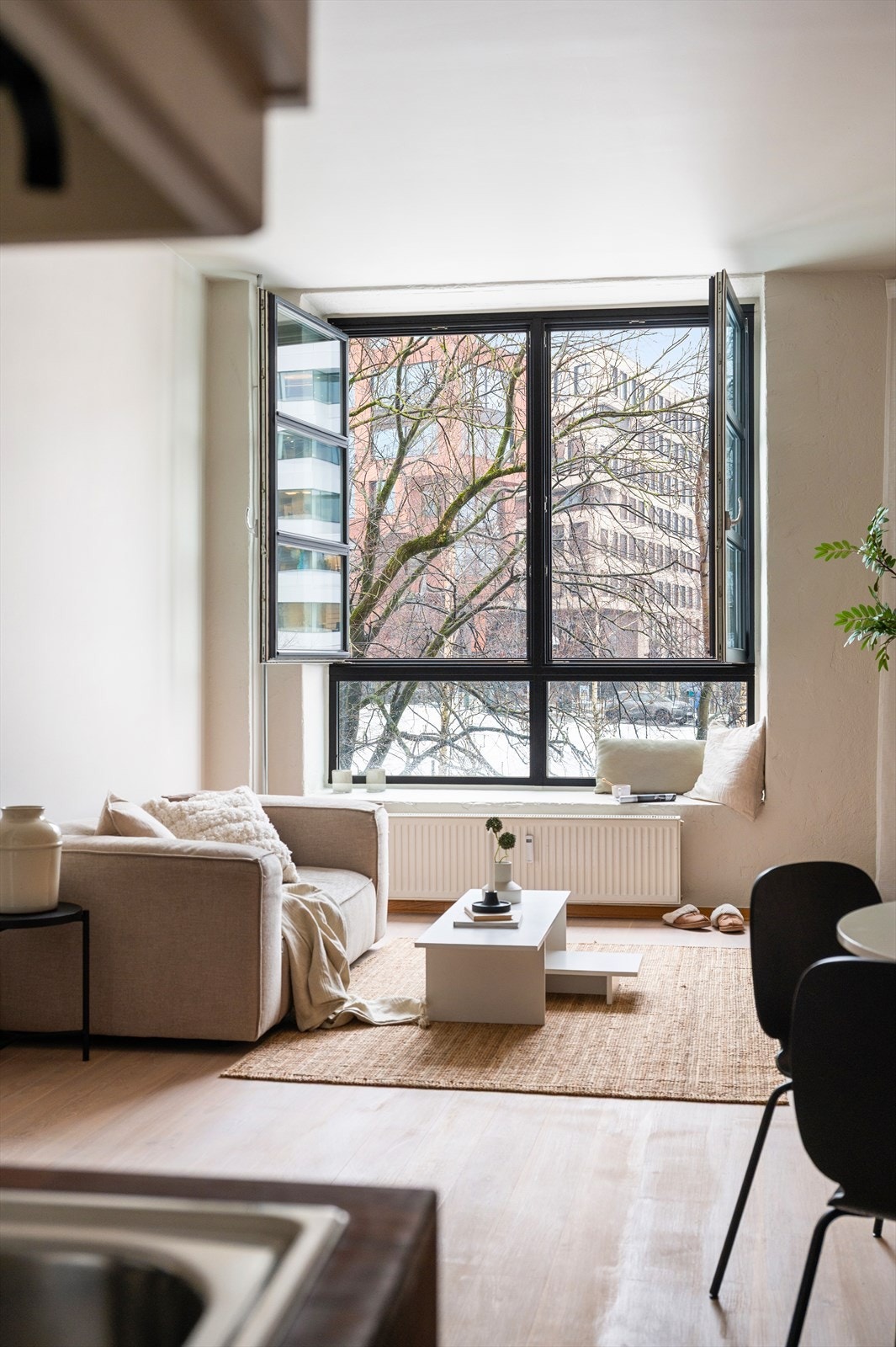 De store vinduene åpnes lett, og er perfekt for mer tilluft på varme sommerdager. Galleribilde