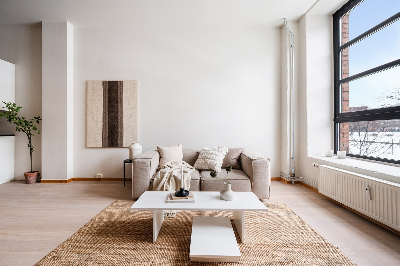 I stuen har du plass til stor sofasone og spisegruppe. Leiligheten har et unikt og stort vindu mot idylliske Akerselva, som slipper inn rikelig med lys og forsterker den gode romfølelsen sammen med takhøyden. Galleribilde