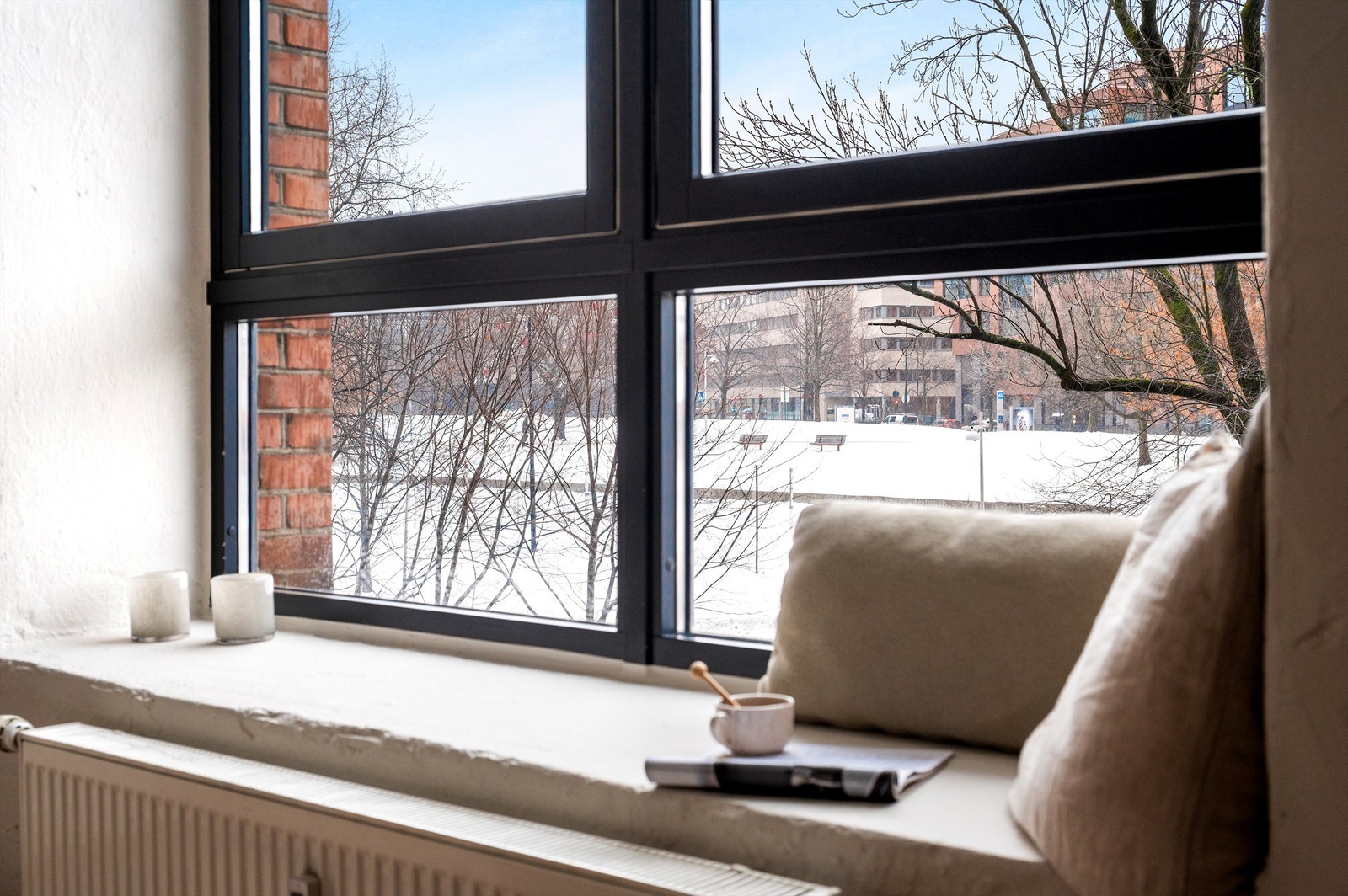 Dype vinduskarmer hvor man lett kan sitte og nyte den flotte utsikten over Akerselva. Galleribilde