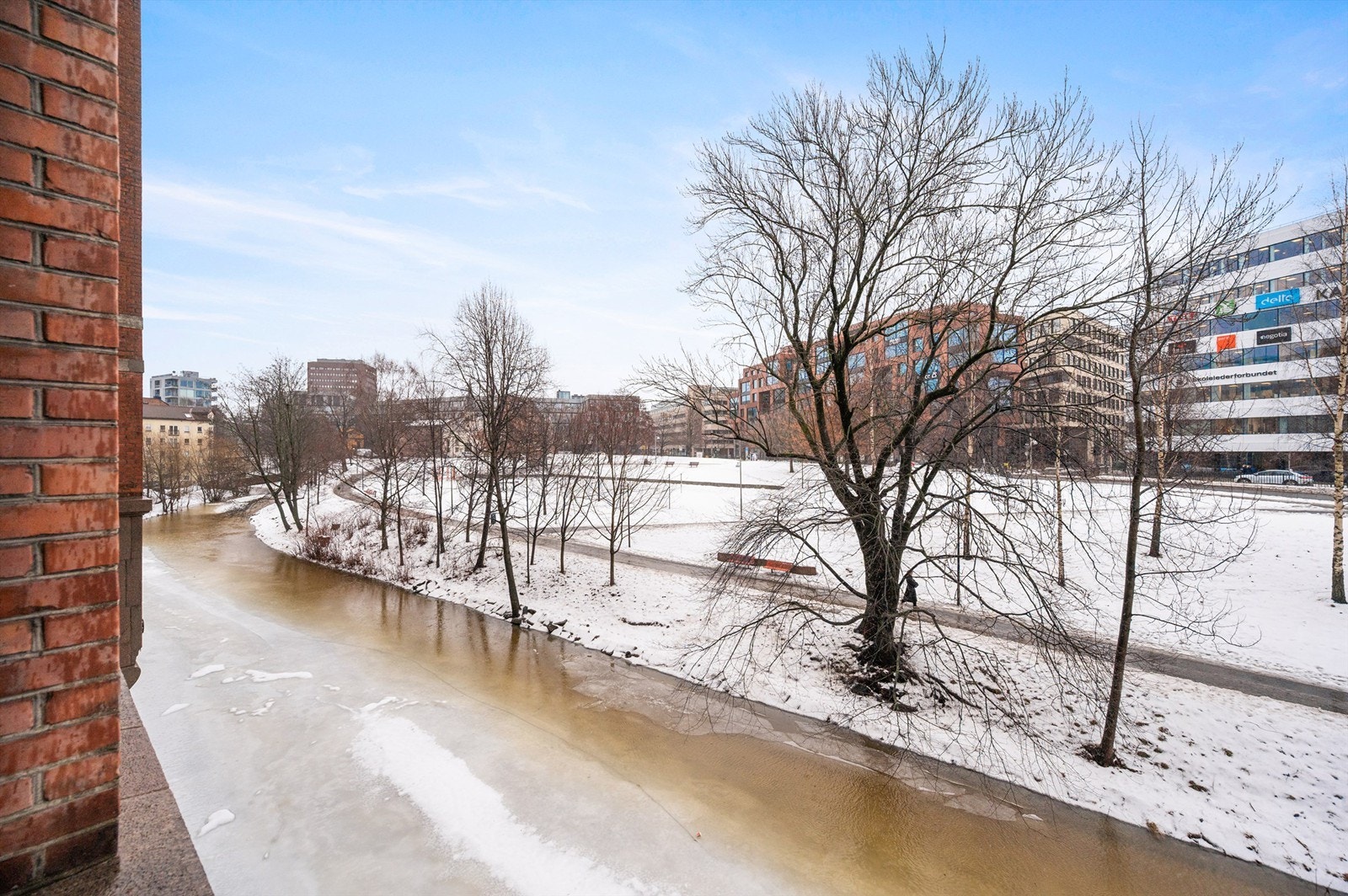 Nydelige Akerselva på vintertid, som sett fra vinduet av leiligheten. Galleribilde
