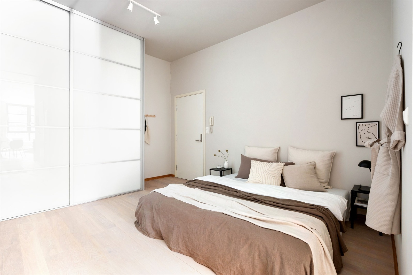 Leilighetens planløsning legger til rette for en praktisk sovesone ved entréen. Galleribilde