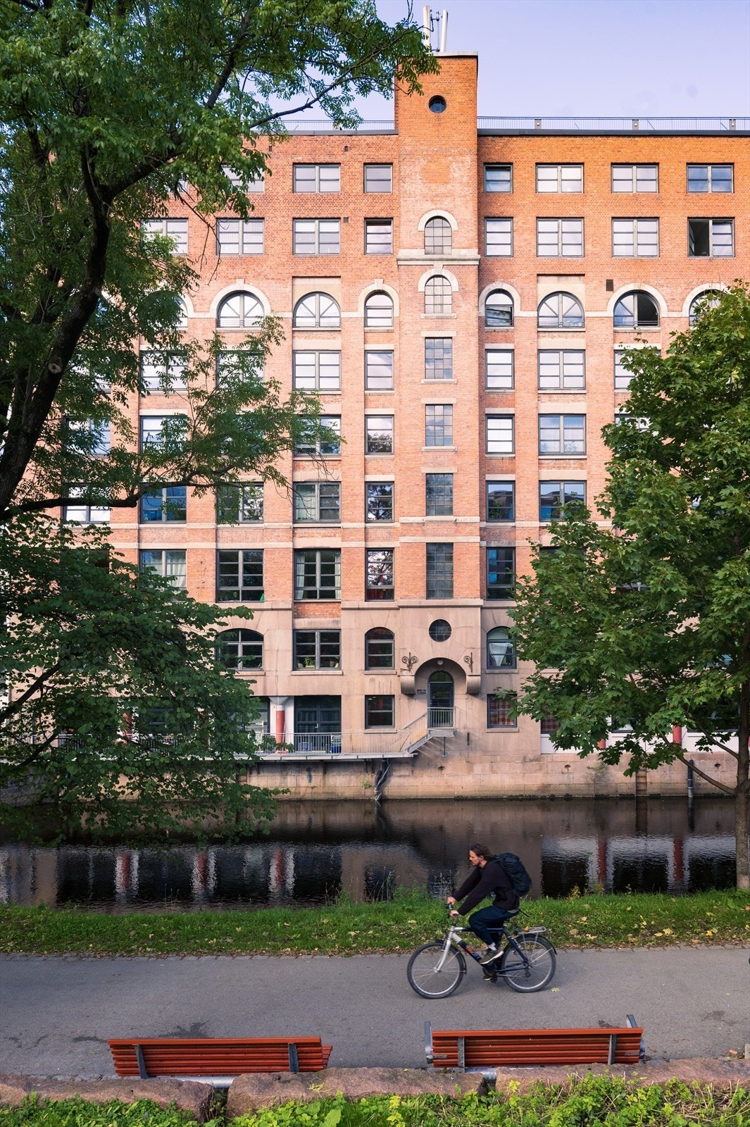 Borettslaget sett fra andre siden av Akerselva. Galleribilde