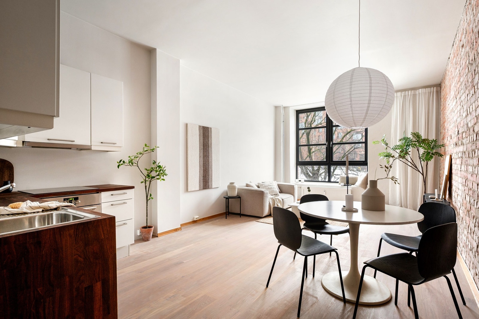 For øvrig har veggene malte flater, samt synlig teglstein og gulvet er belagt med flott énstavs parkett. Galleribilde