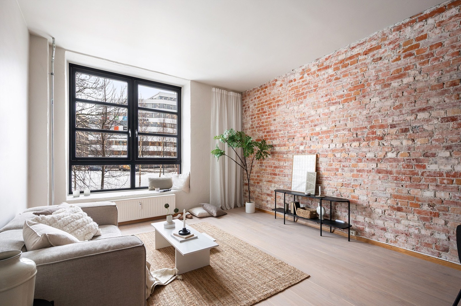 Stuen oppleves som lys og åpen og har svært god størrelse. Boligen er oppgradert i 2026 med nymalte vegger og tak, og nyslipt gulv i regi av fagfolk. Galleribilde