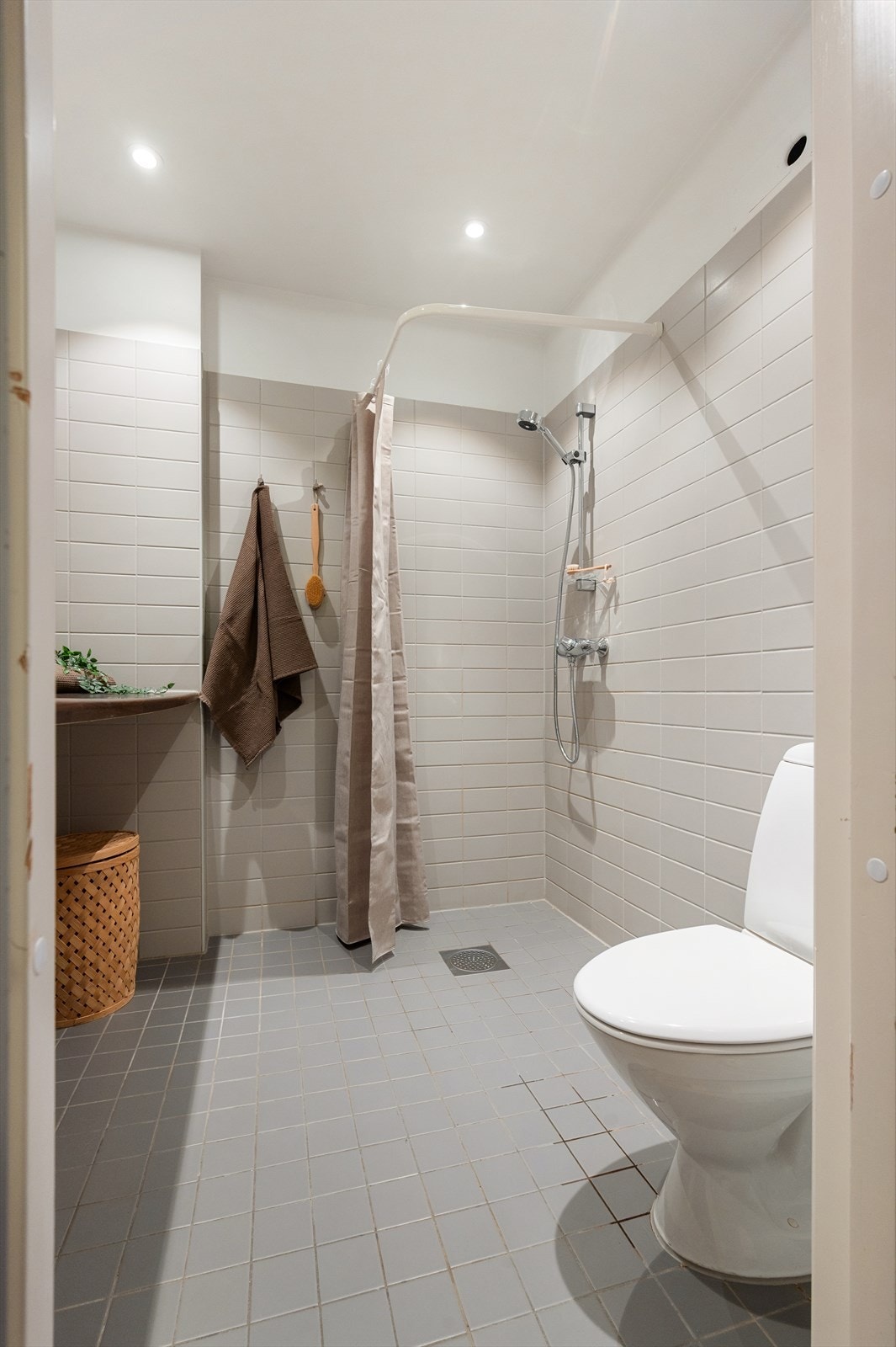 Dusjnisje med ett-greps dusjarmatur på vegg. Galleribilde