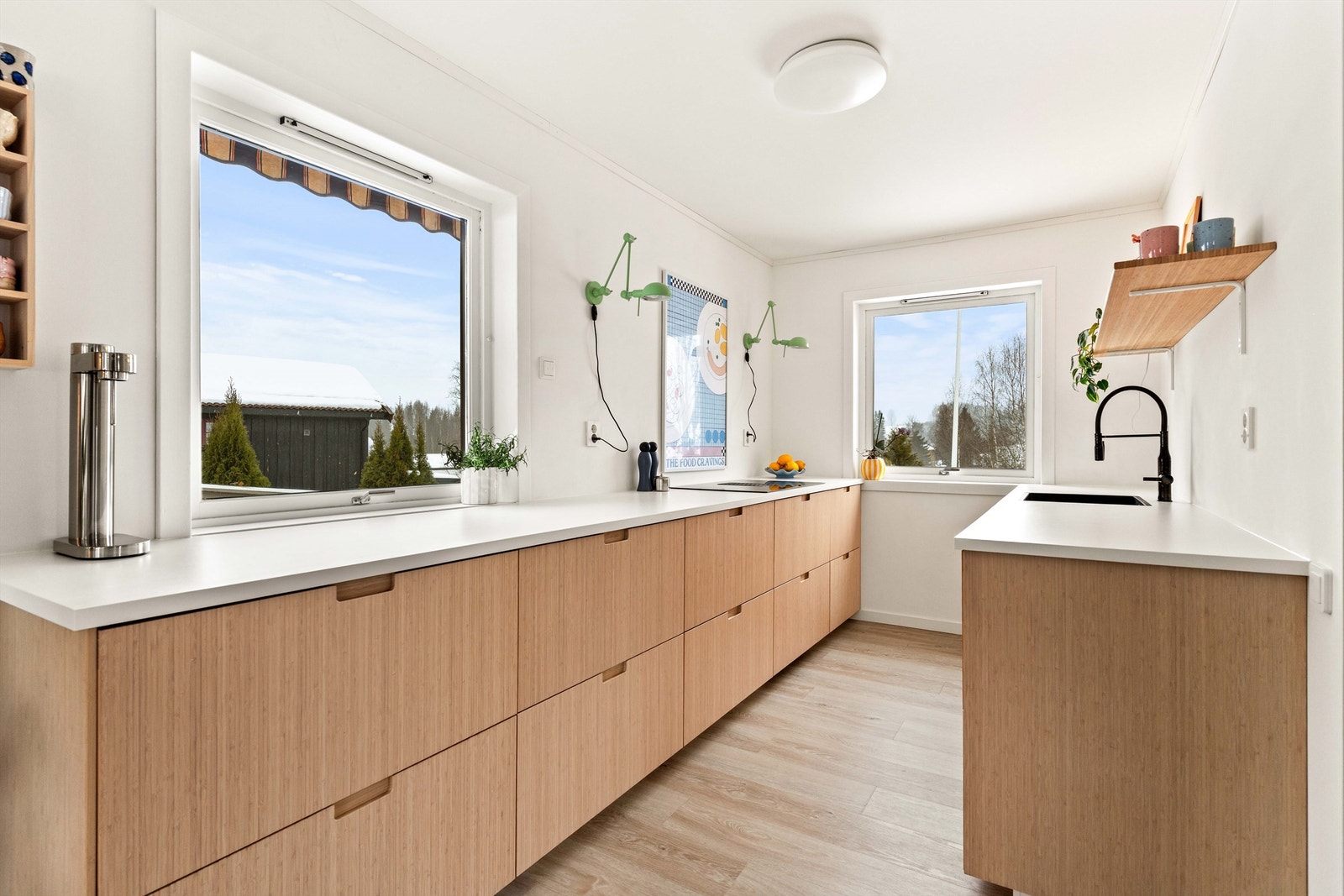 Innbydende kjøkken med integrerte hvitevarer. Galleribilde