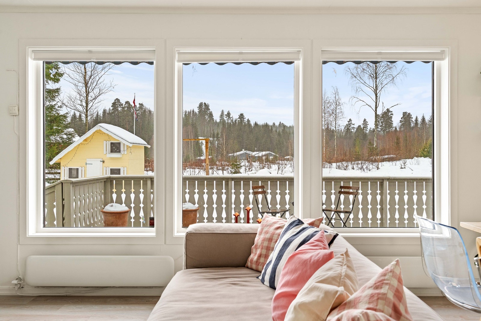 Fra stuen har du et pent utsyn utover det landlige landskapet som omkranser eiendommen. Galleribilde