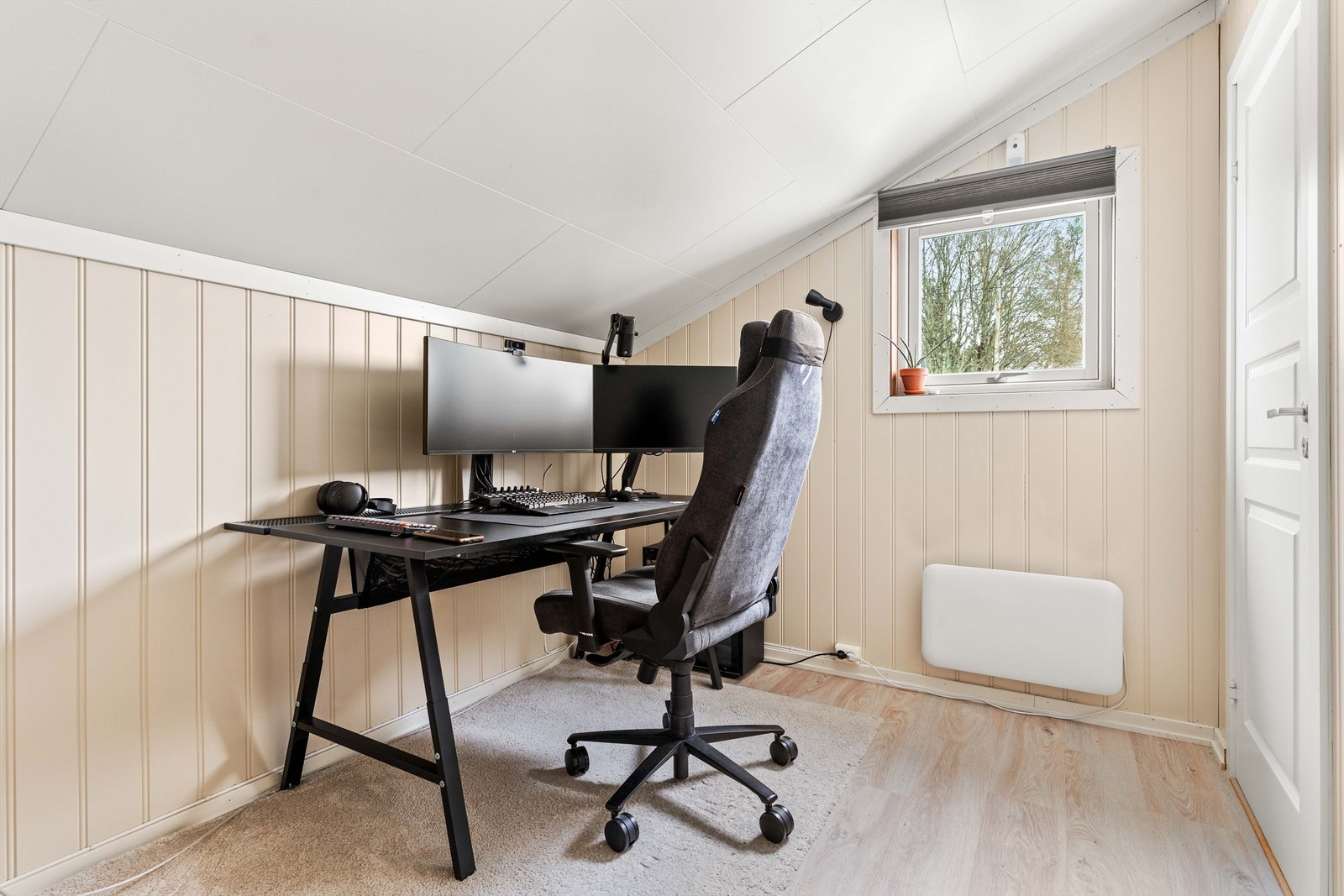 Rom innredet som kontor. I henhold til tegninger er rommet godkjent som bod/oppbevaring. Herfra har du videre tilgang til kjelleren. Galleribilde