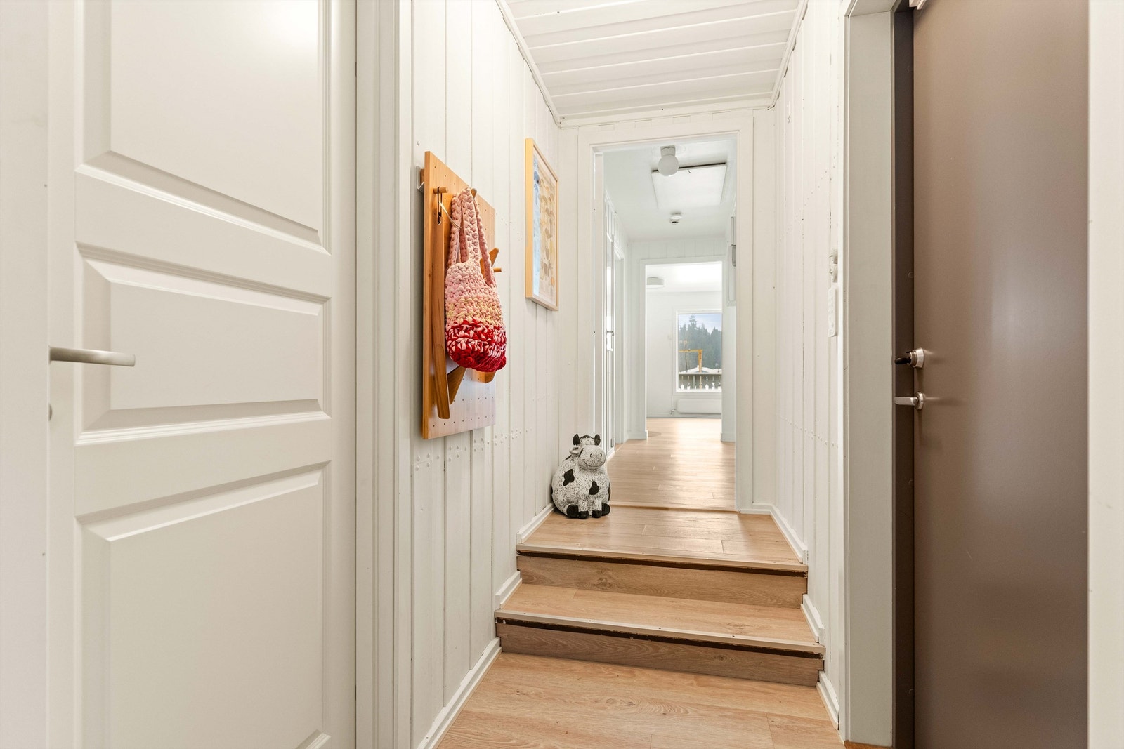 Entreen gir et hyggelig førsteinntrykk av boligen. Galleribilde