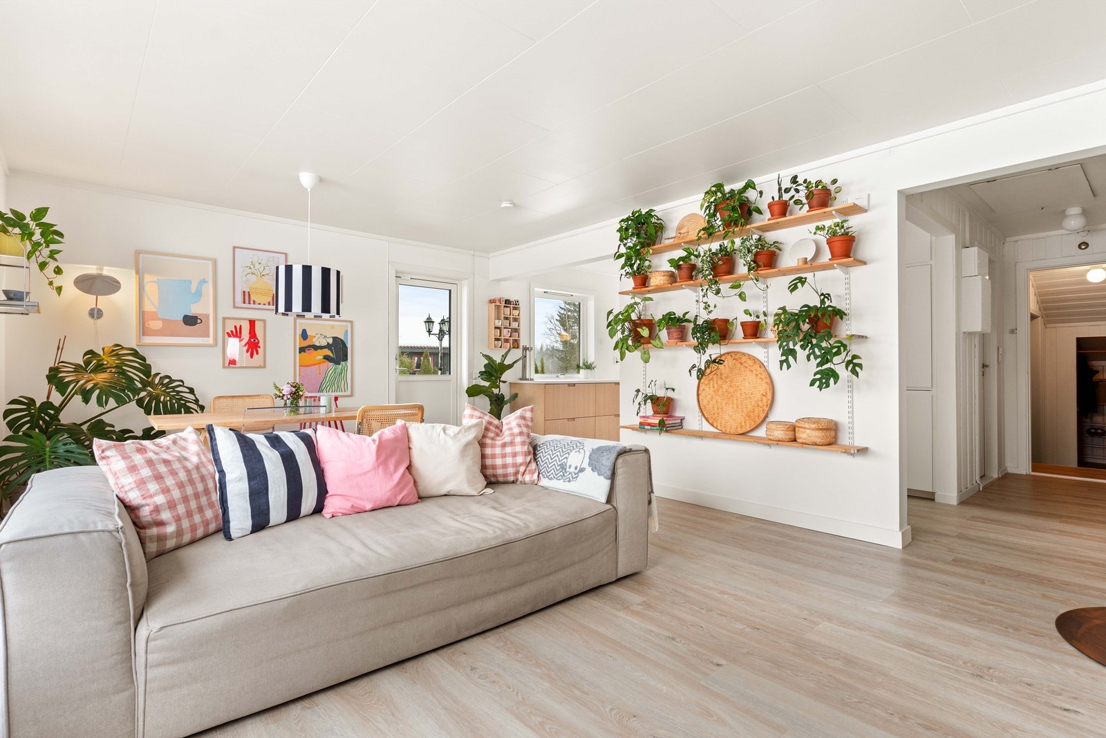 Romslig stue i en åpen løsning med kjøkkenet. Galleribilde