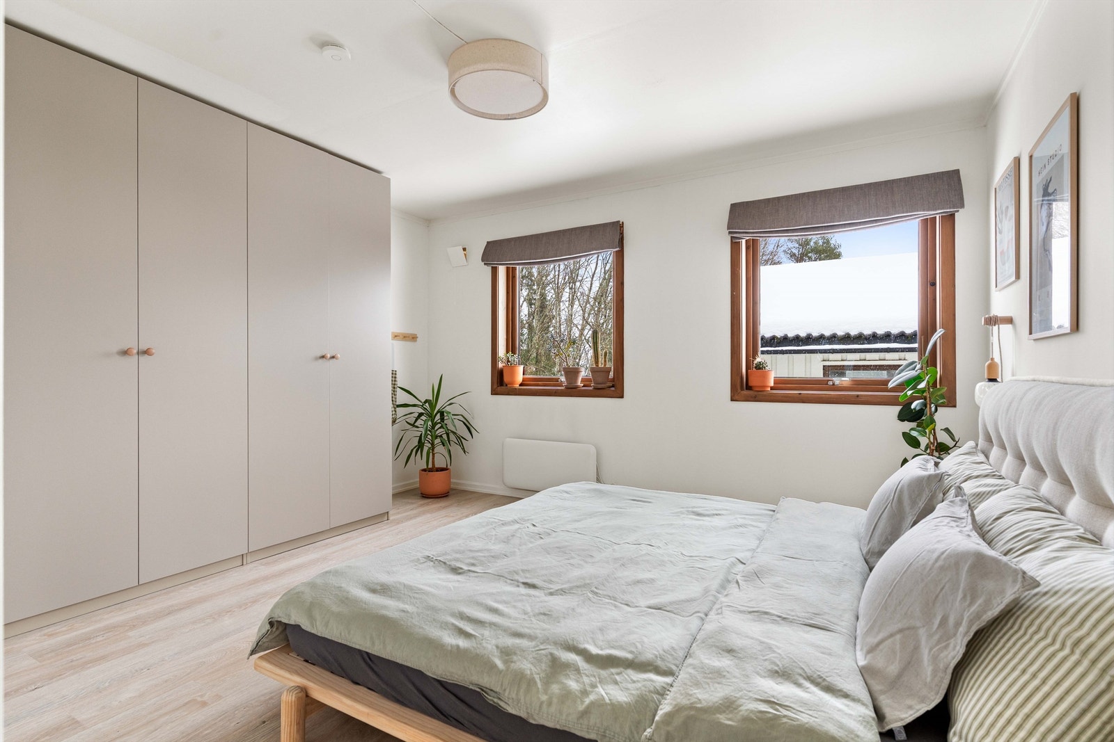 Hovedsoverommet er av god størrelse med god skapplass. Om det er ønskelig med flere soverom kan dette også deles av til to soverom. Galleribilde