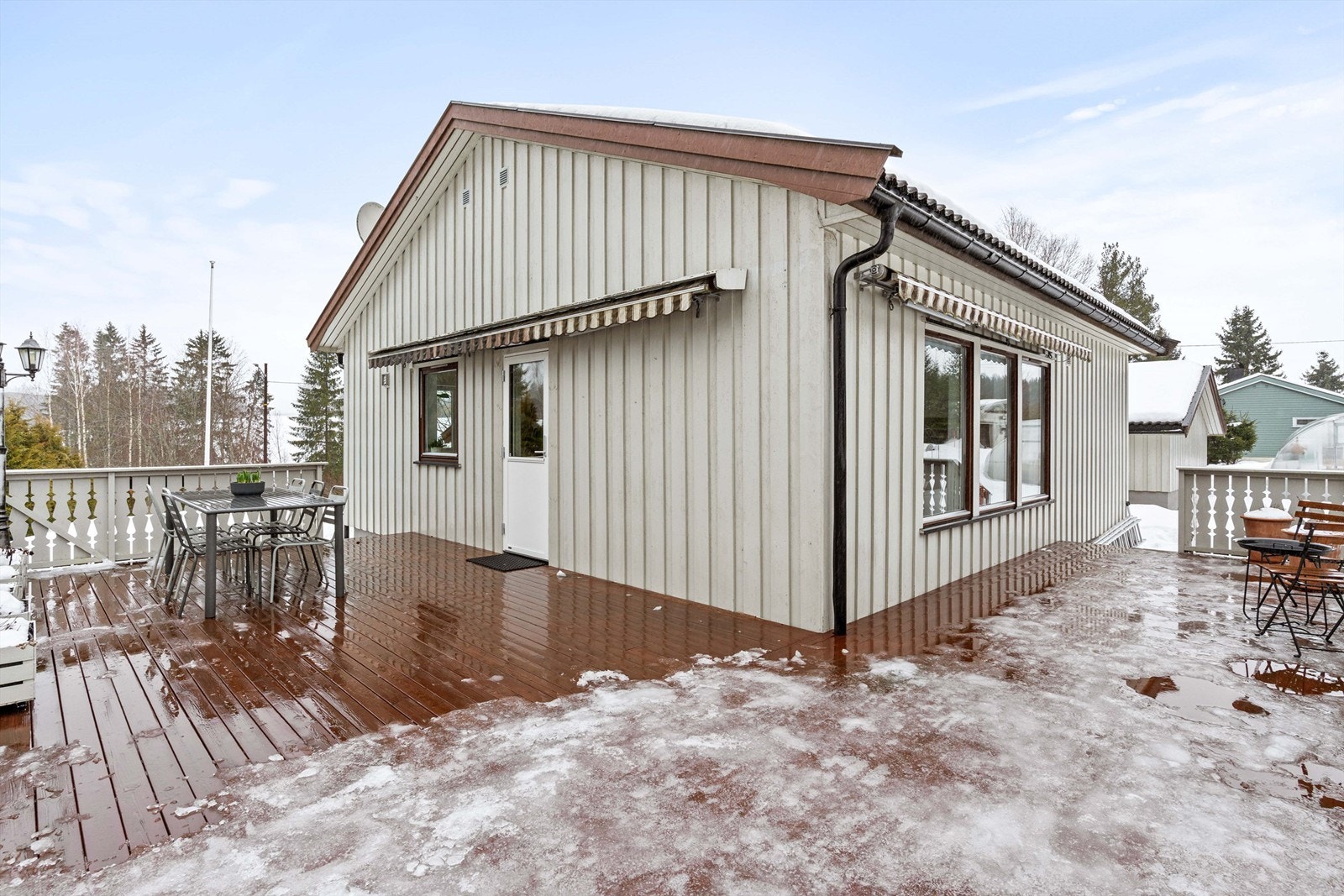 Ute finner du en stor terrasse hvor du enkelt kan invitere venner og familie på fine dager. Galleribilde