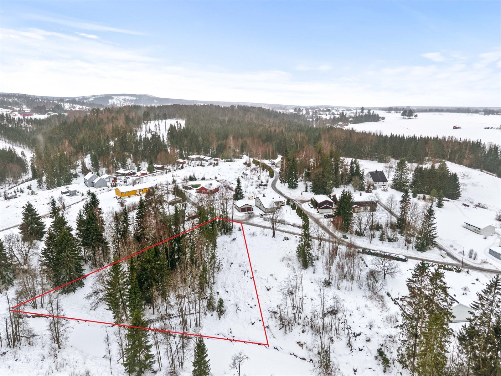 Med eiendommen kommer også en ekstra tomt på ca 2,3 mål. Linjene er tegnet inn og ment for å gi et overblikk. Linjene er ikke eksakte grenser. Galleribilde