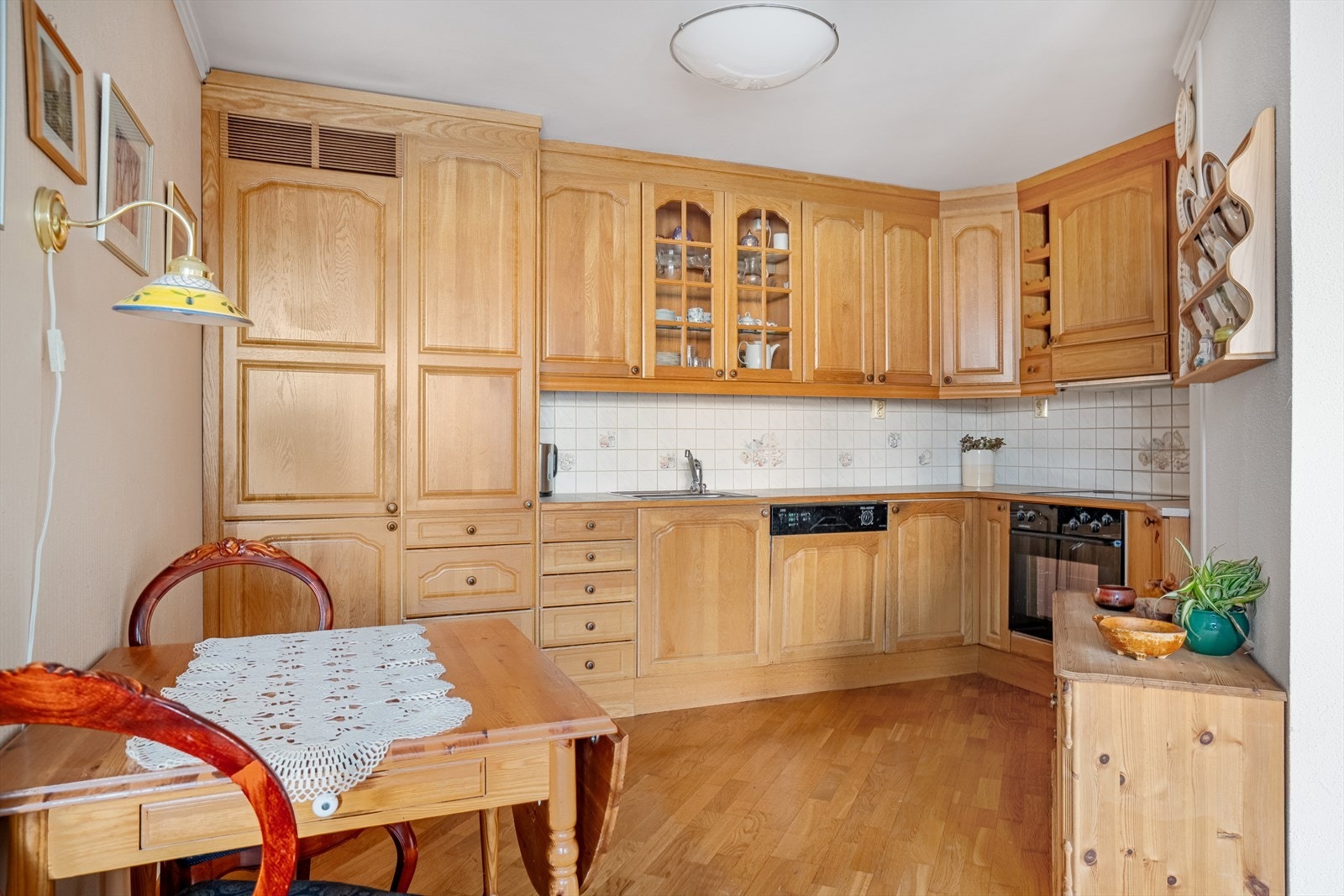 Godt med skapplass på kjøkkenet. Galleribilde