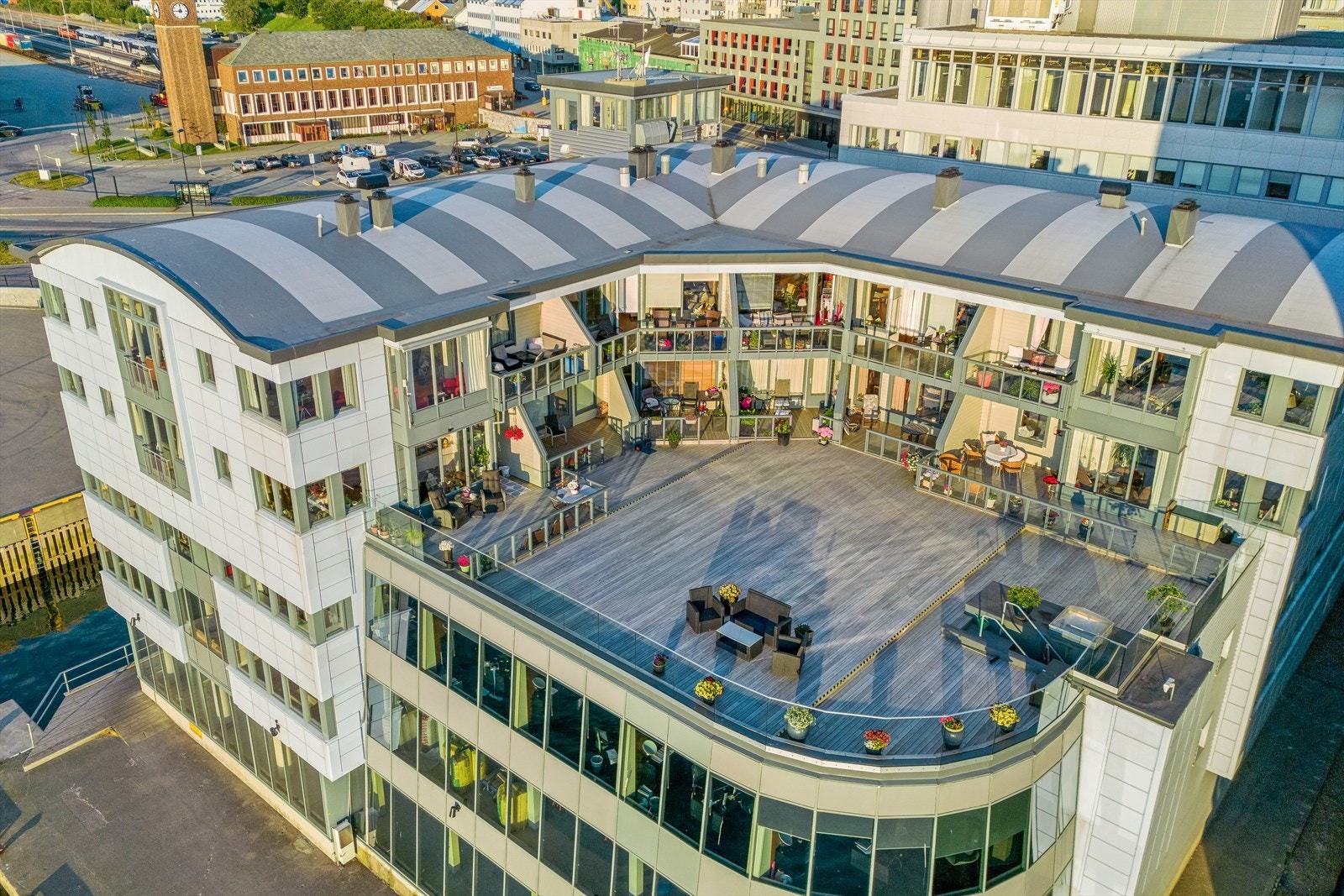 Fasaden med måsens briller/ Jernbanestajonen i bakgrunn. Galleribilde