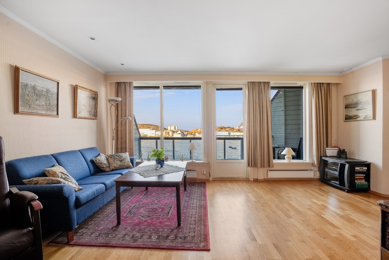 Lys og fin stue, kjøkken inn til høyre - ren magi når du ser ut:-) Galleribilde