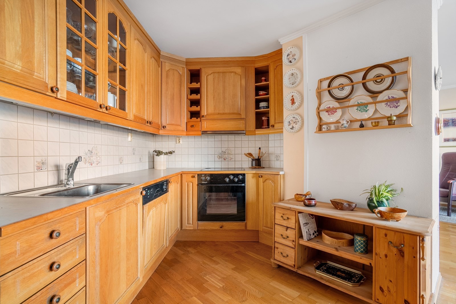 Integrerte hvitevarer og godt med benkplass. Galleribilde