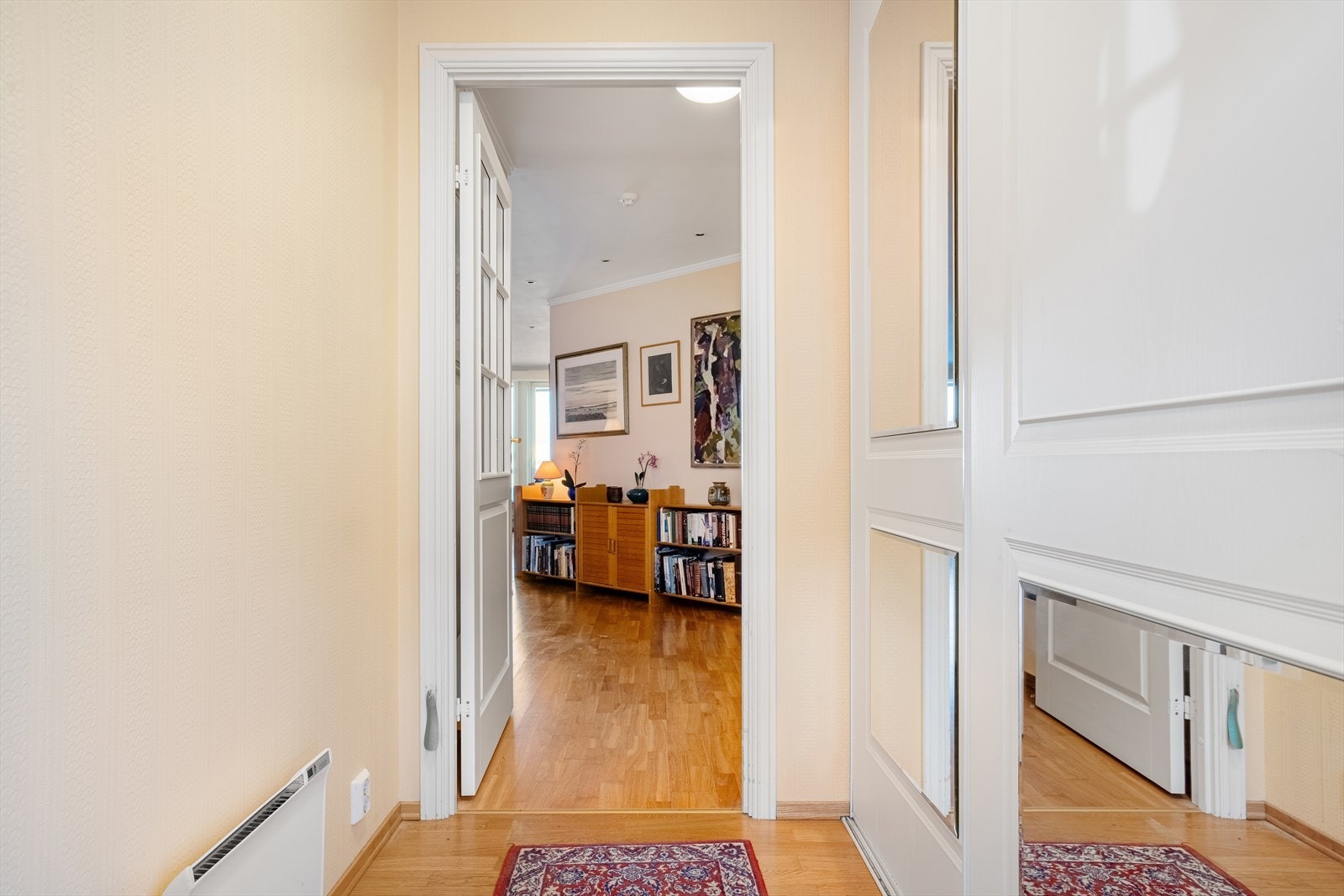 Entre mot stue/skyvedørsgarderobe Galleribilde