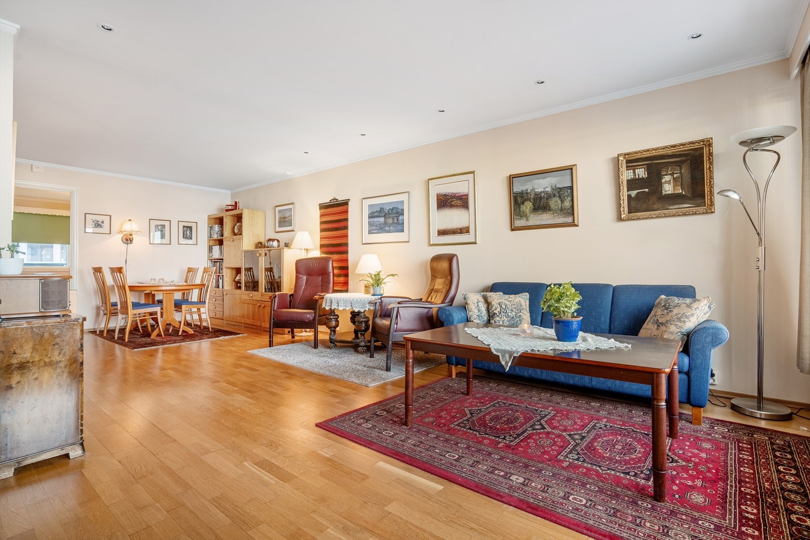 Stuen mot spisestue og største soverom. Galleribilde