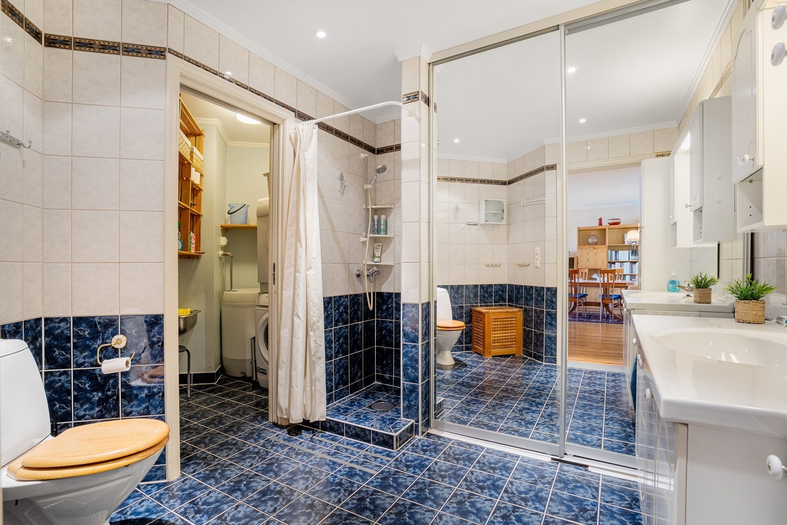 Stort flott bad/vaskerom/stor skyvedørsgarderobe. Galleribilde