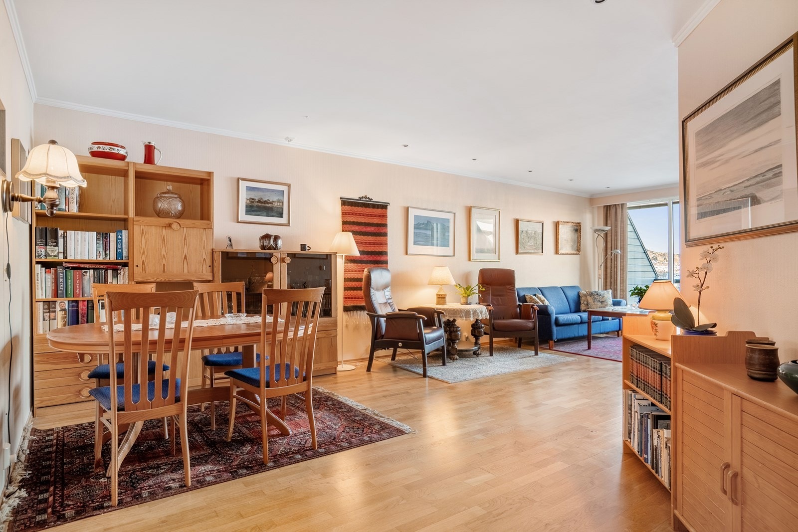 Stuen sett fra gang. Galleribilde